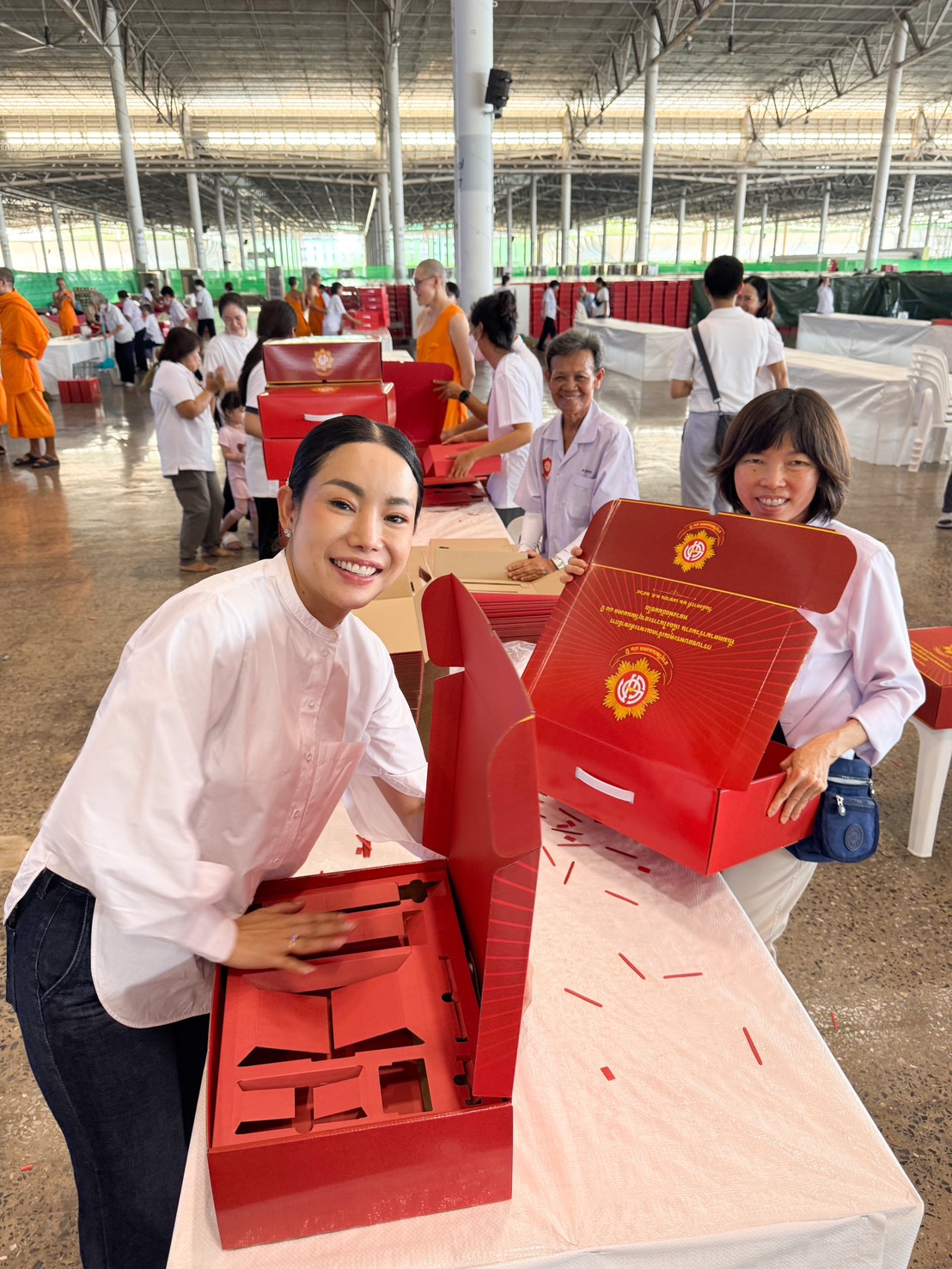 เจ้าหน้าที่วัดพระธรรมกาย และสาธุชน ร่วมพับกล่องไทยธรรม เตรียมงานถวายมหาสังฆทาน 40,000 กว่าวัดทั่วไทย