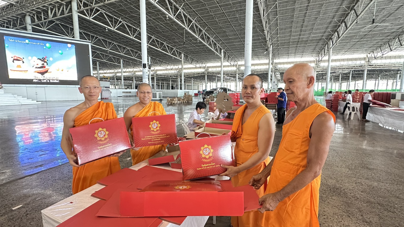 เจ้าหน้าที่วัดพระธรรมกาย และสาธุชน ร่วมพับกล่องไทยธรรม เตรียมงานถวายมหาสังฆทาน 40,000 กว่าวัดทั่วไทย