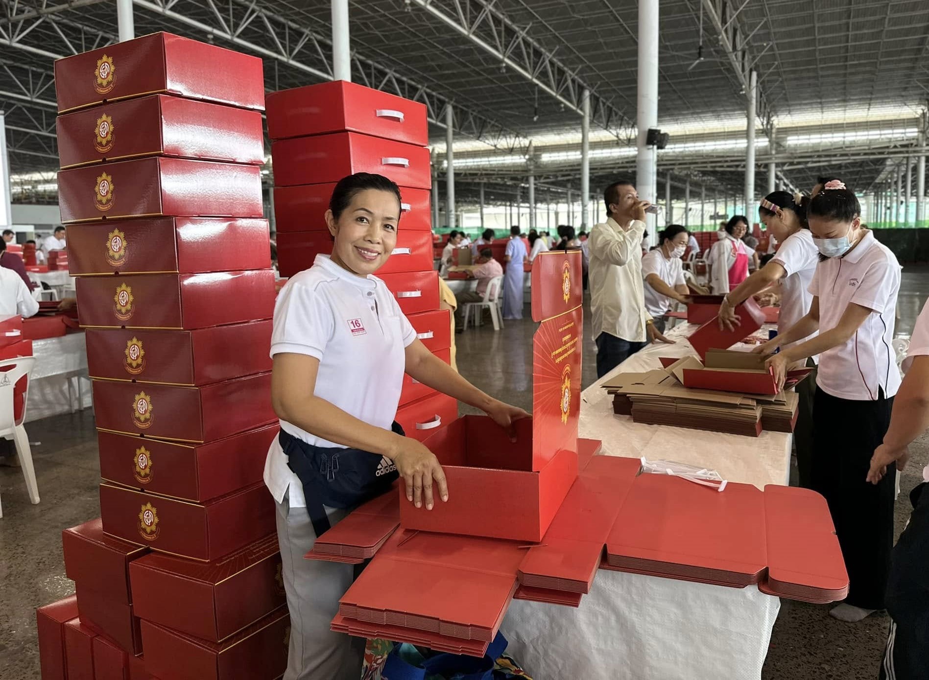 เจ้าหน้าที่วัดพระธรรมกาย และสาธุชน ร่วมพับกล่องไทยธรรม เตรียมงานถวายมหาสังฆทาน 40,000 กว่าวัดทั่วไทย
