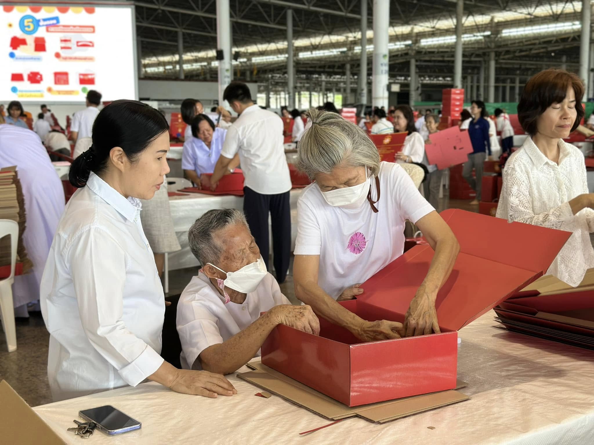 เจ้าหน้าที่วัดพระธรรมกาย และสาธุชน ร่วมพับกล่องไทยธรรม เตรียมงานถวายมหาสังฆทาน 40,000 กว่าวัดทั่วไทย