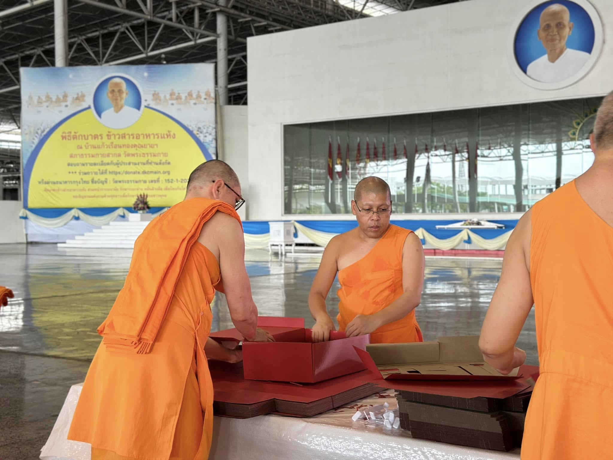 เจ้าหน้าที่วัดพระธรรมกาย และสาธุชน ร่วมพับกล่องไทยธรรม เตรียมงานถวายมหาสังฆทาน 40,000 กว่าวัดทั่วไทย