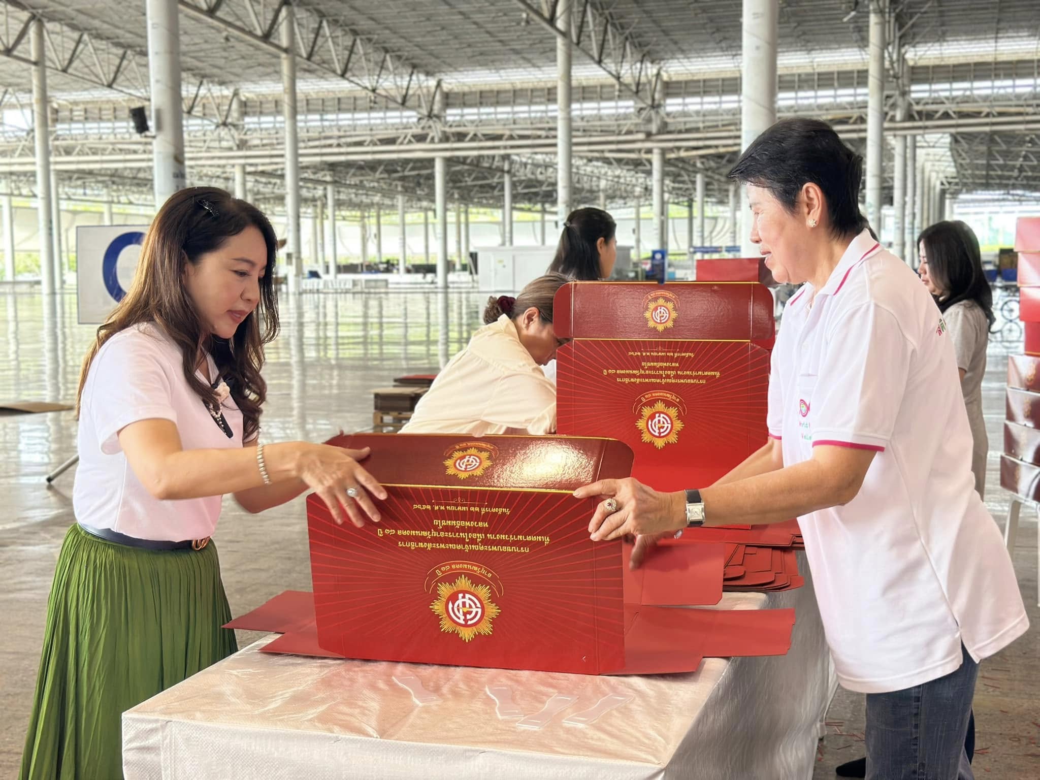 เจ้าหน้าที่วัดพระธรรมกาย และสาธุชน ร่วมพับกล่องไทยธรรม เตรียมงานถวายมหาสังฆทาน 40,000 กว่าวัดทั่วไทย
