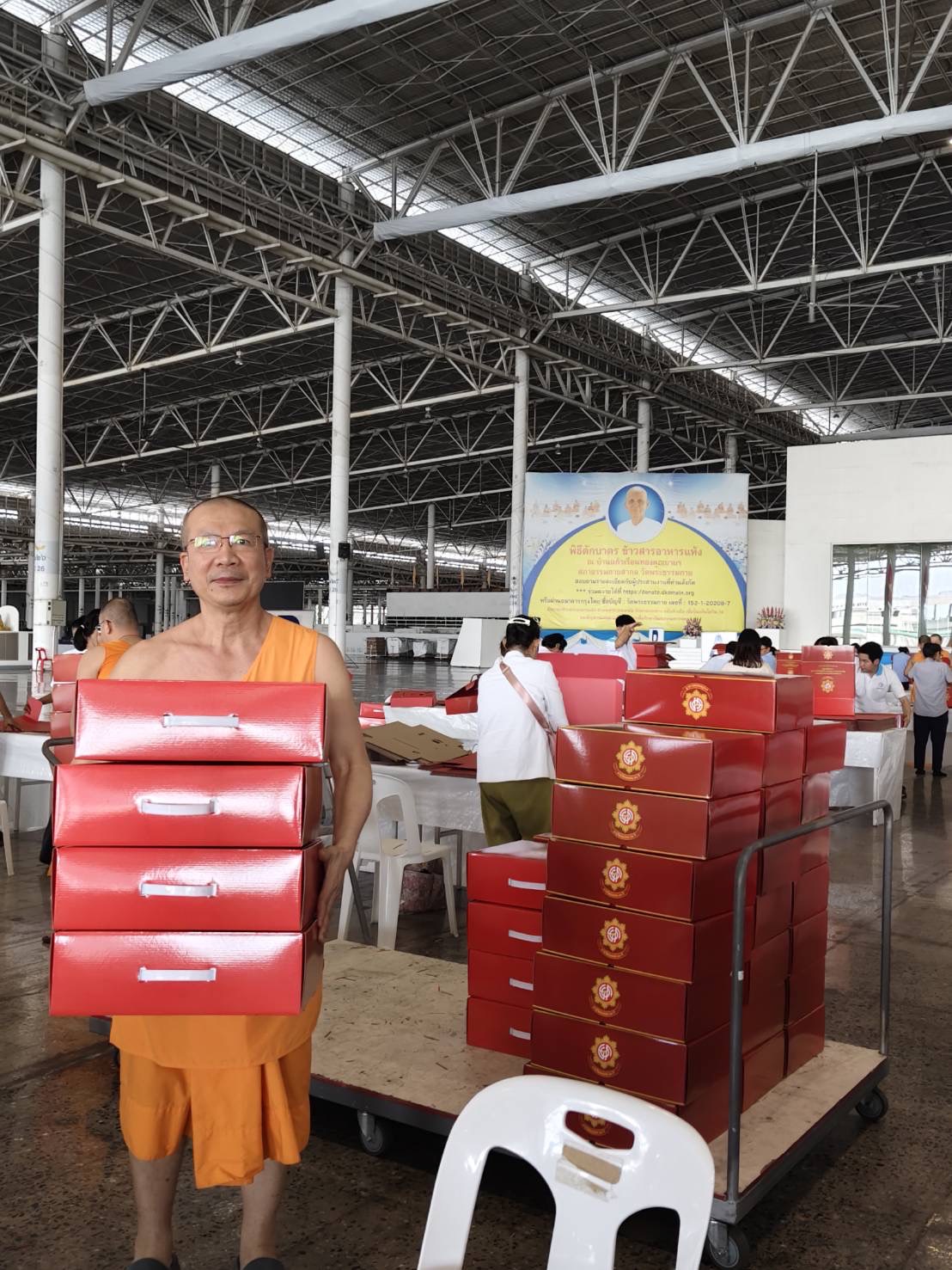 เจ้าหน้าที่วัดพระธรรมกาย และสาธุชน ร่วมพับกล่องไทยธรรม เตรียมงานถวายมหาสังฆทาน 40,000 กว่าวัดทั่วไทย