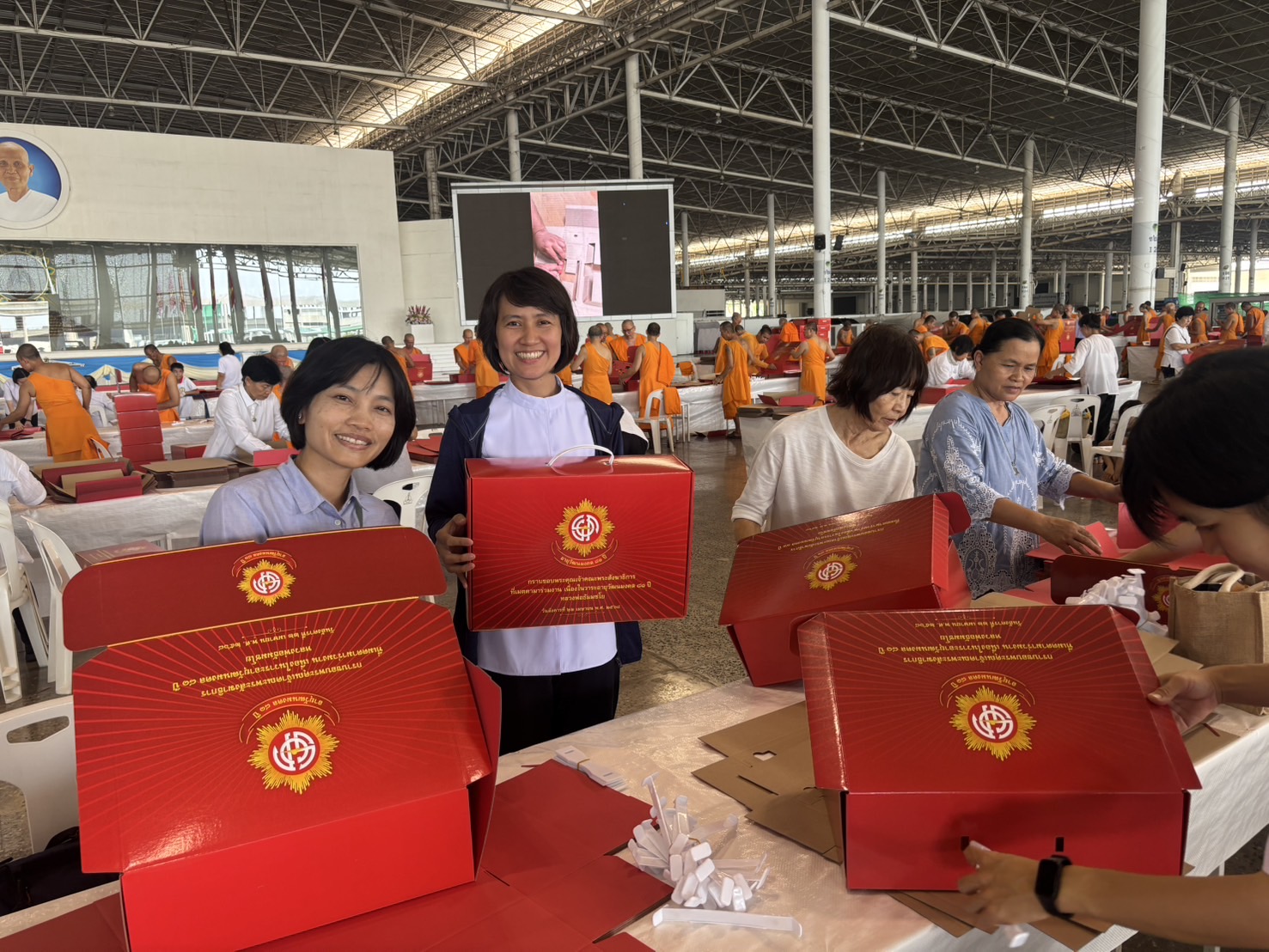 เจ้าหน้าที่วัดพระธรรมกาย และสาธุชน ร่วมพับกล่องไทยธรรม เตรียมงานถวายมหาสังฆทาน 40,000 กว่าวัดทั่วไทย