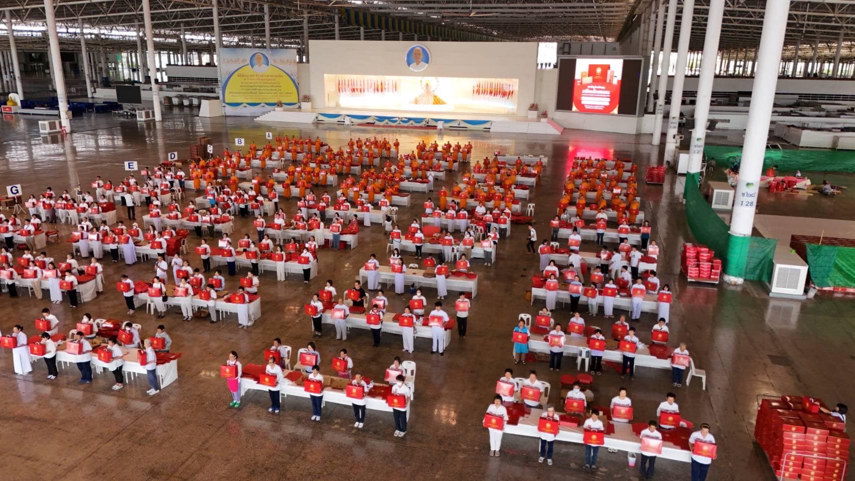 เจ้าหน้าที่วัดพระธรรมกาย และสาธุชน ร่วมพับกล่องไทยธรรม เตรียมงานถวายมหาสังฆทาน 40,000 กว่าวัดทั่วไทย