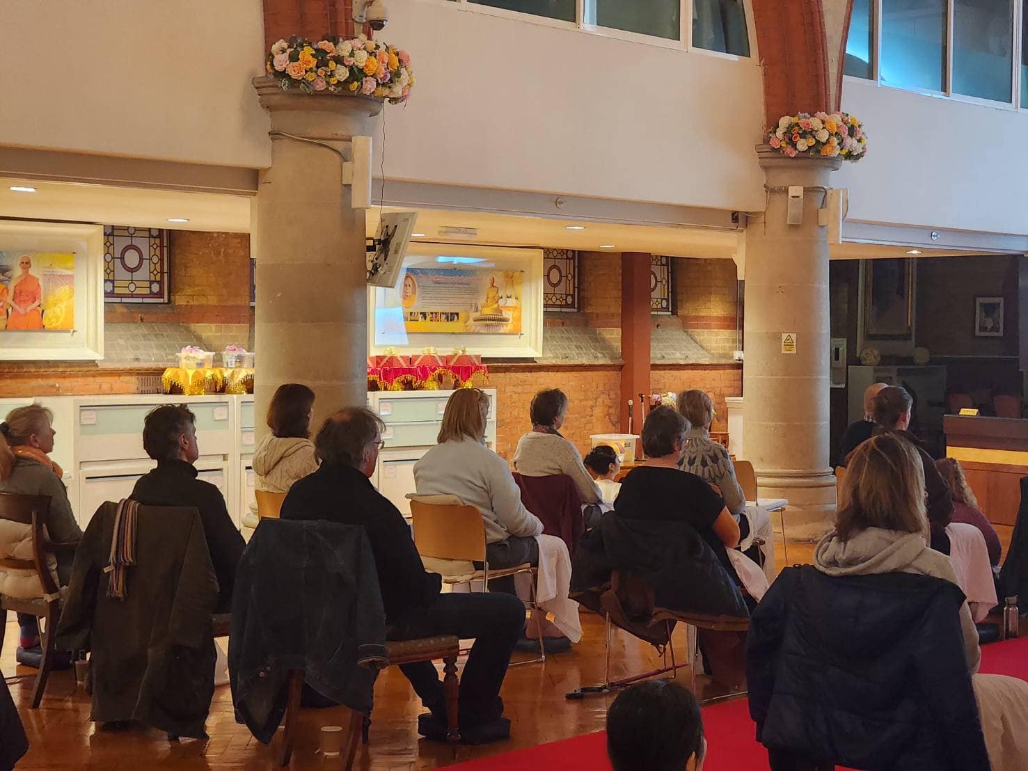 วัดพระธรรมกายลอนดอน จัดคลาสสมาธิขั้นพื้นฐานสำหรับชุมชน