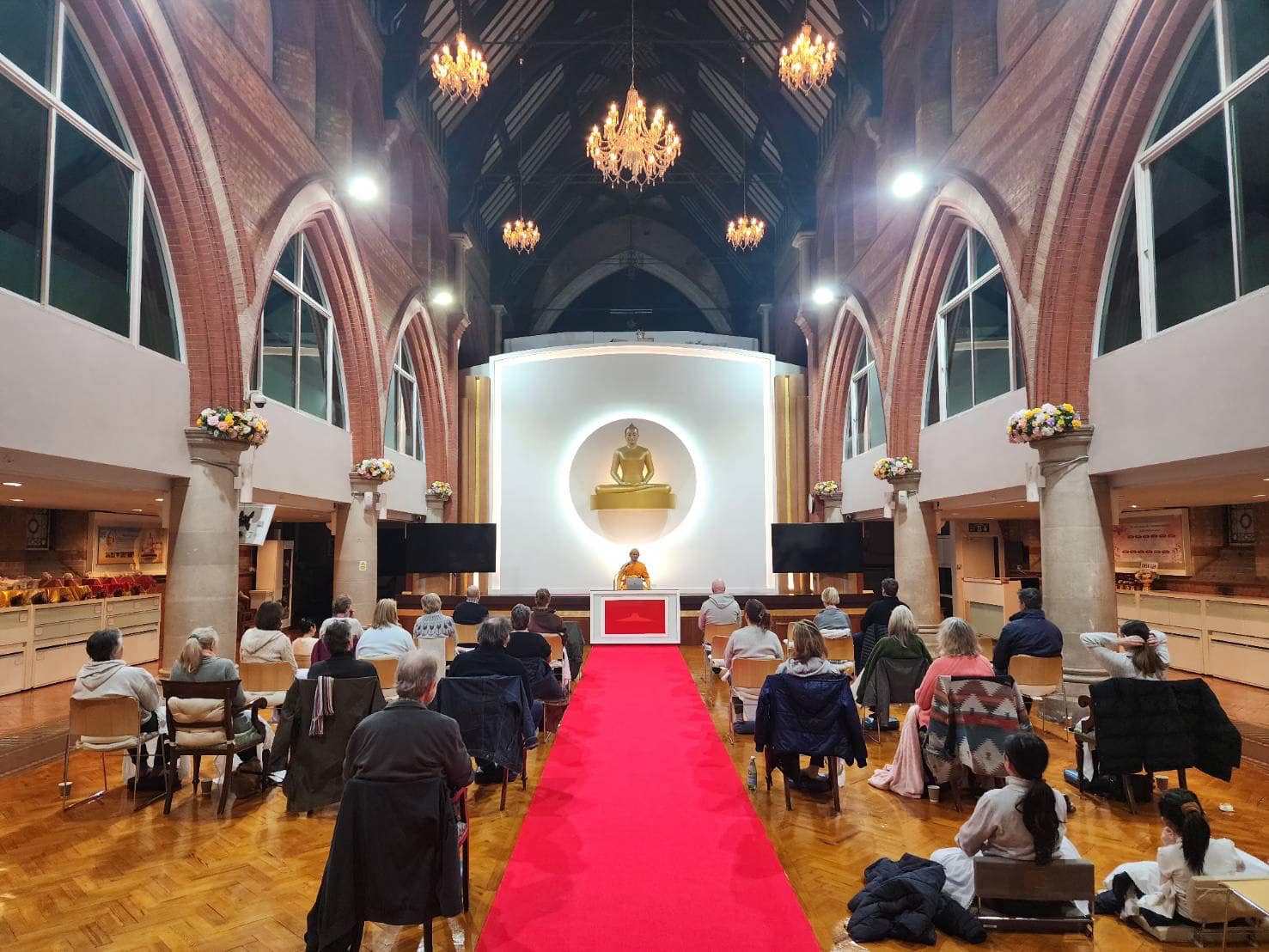 วัดพระธรรมกายลอนดอน จัดคลาสสมาธิขั้นพื้นฐานสำหรับชุมชน