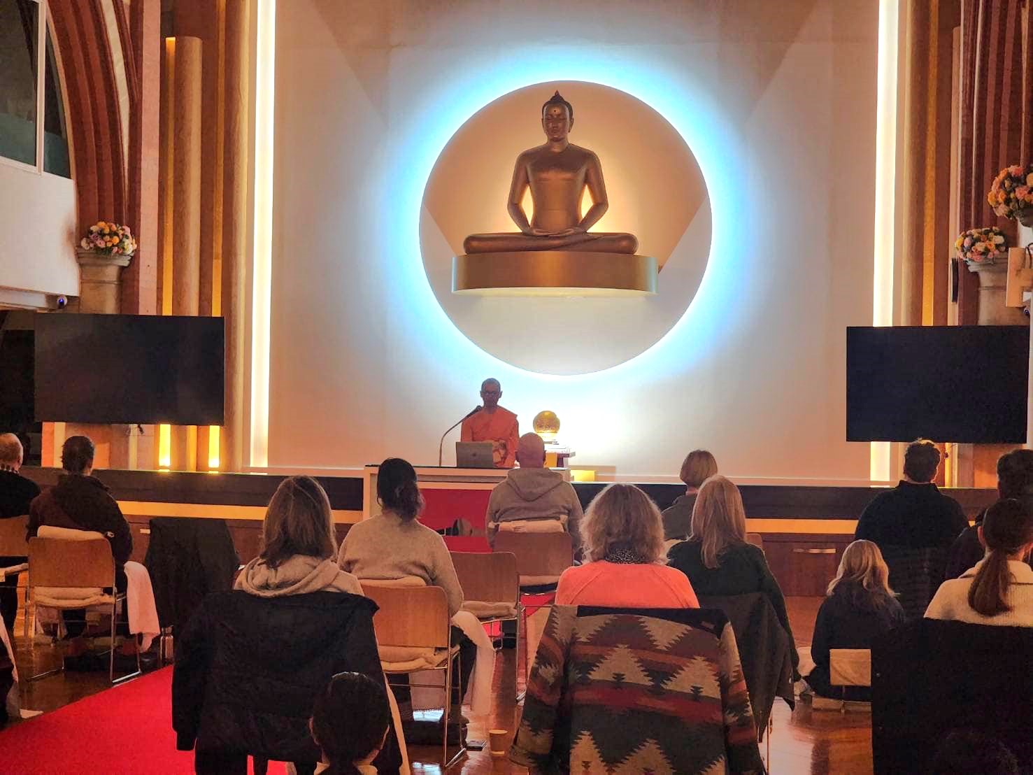 วัดพระธรรมกายลอนดอน จัดคลาสสมาธิขั้นพื้นฐานสำหรับชุมชน