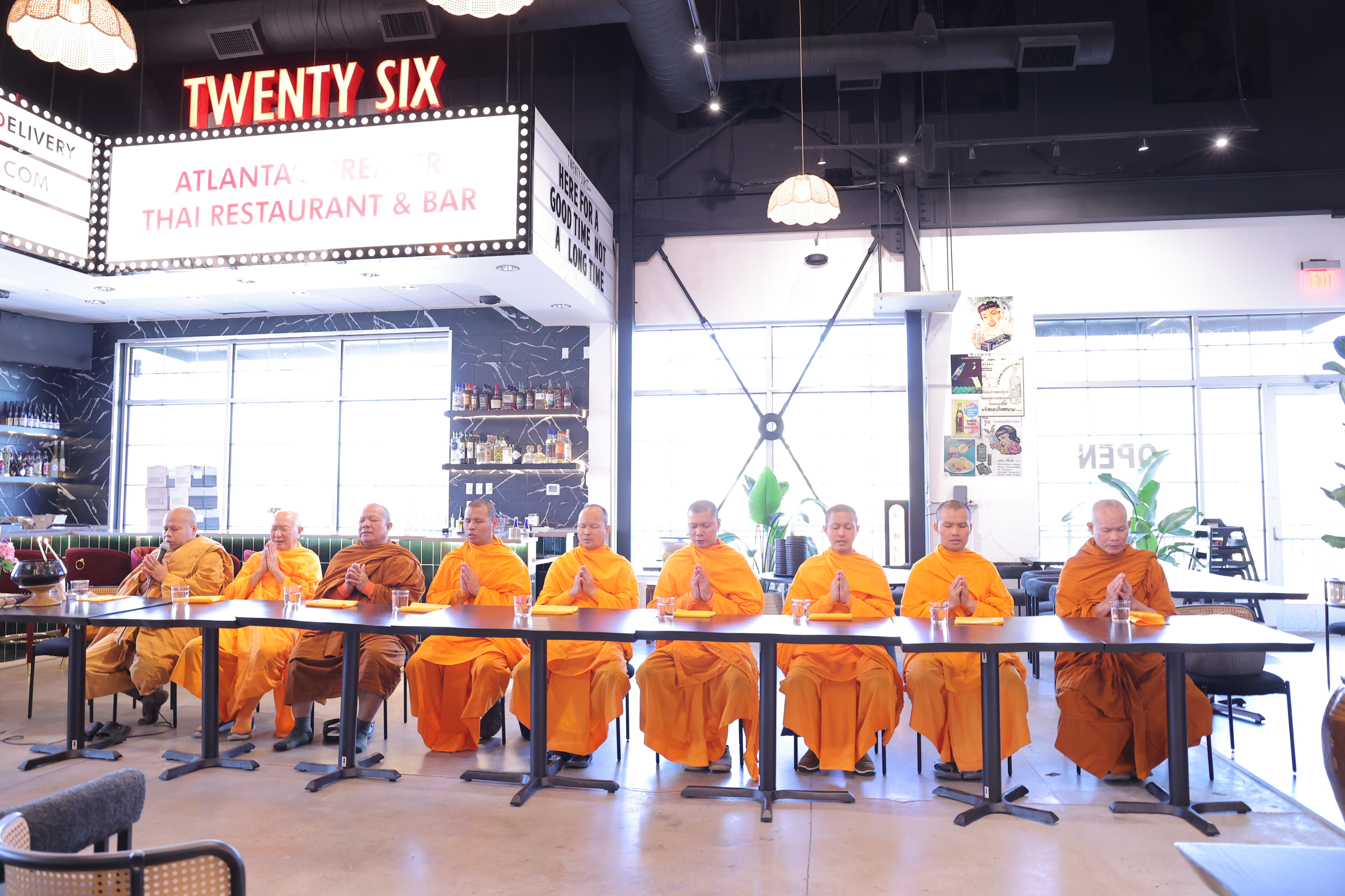 คณะสงฆ์วัดพระธรรมกายจอร์เจีย รับกิจนิมนต์ทำบุญเปิดร้าน ณ ร้านอาหาร 26 THAI KITCHEN