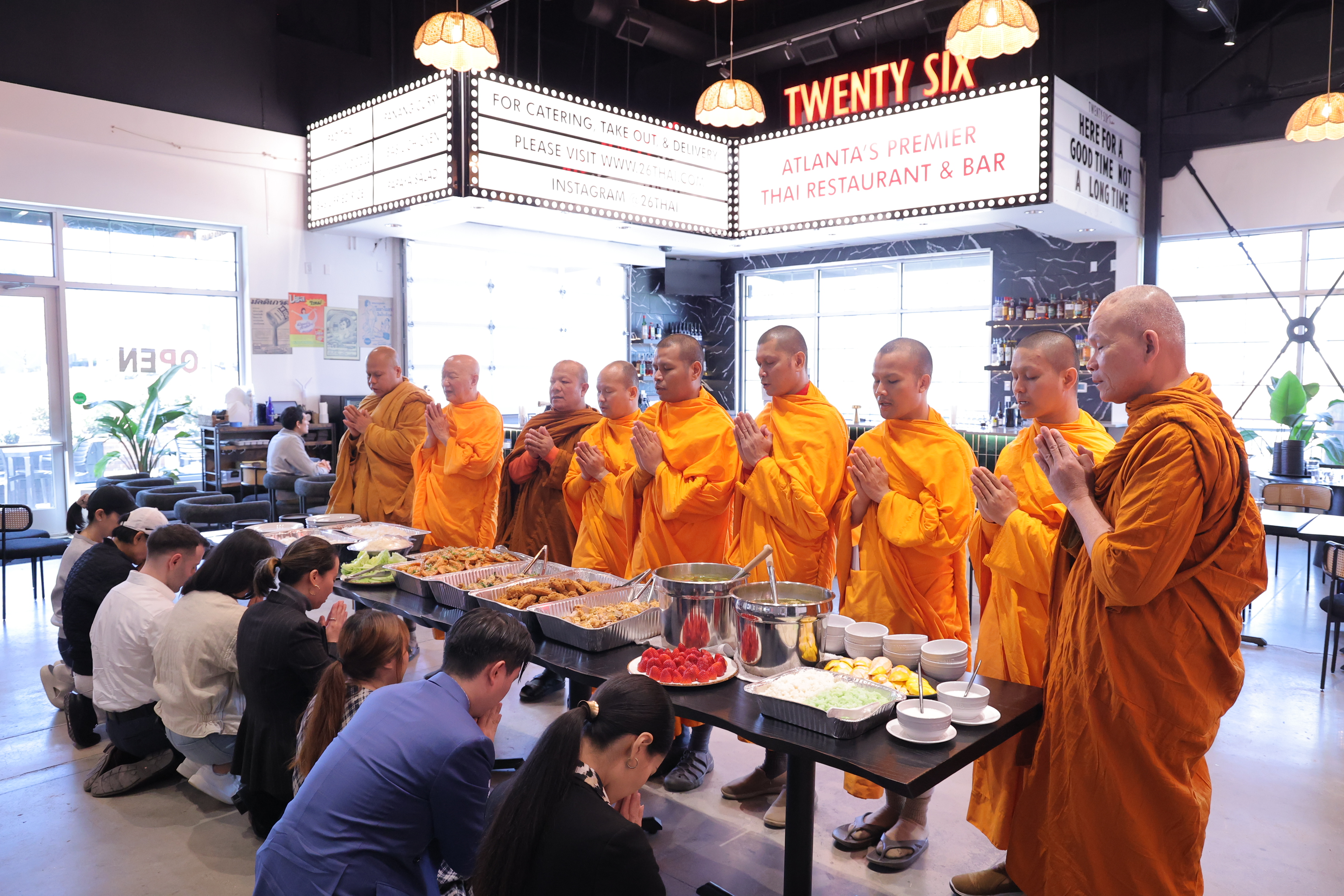 คณะสงฆ์วัดพระธรรมกายจอร์เจีย รับกิจนิมนต์ทำบุญเปิดร้าน ณ ร้านอาหาร 26 THAI KITCHEN