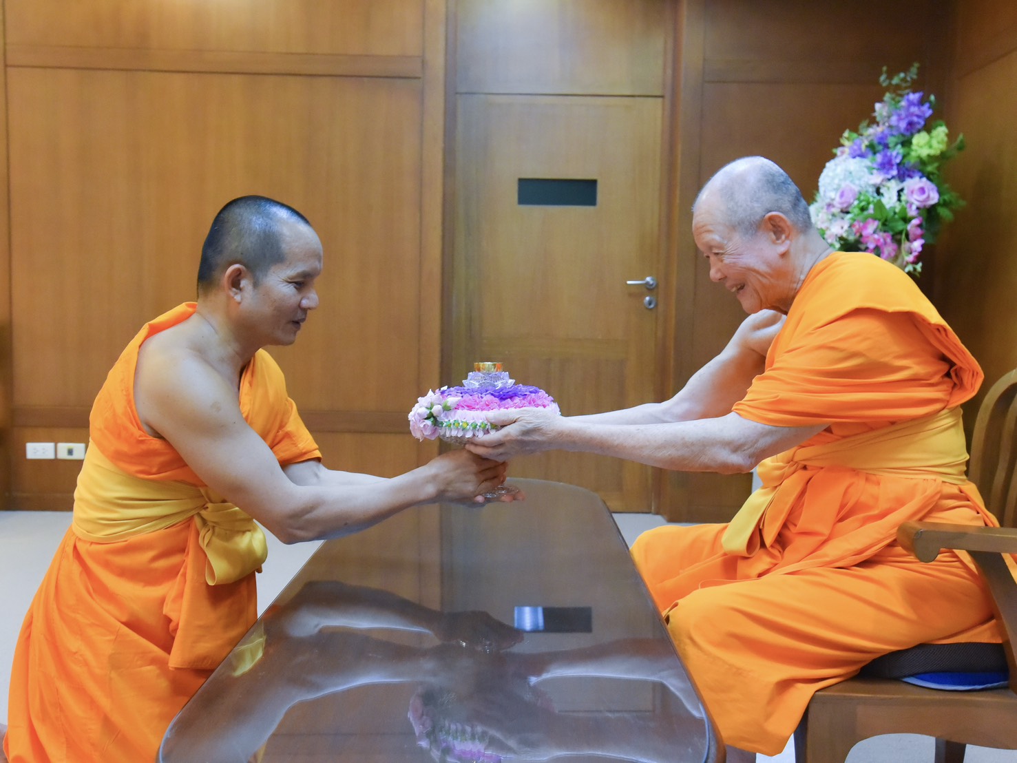 พิธีมอบพระบรมสารีริกธาตุบรรจุภายในพระเกตุสมโภชองค์พระประธาน 3 ประเทศ