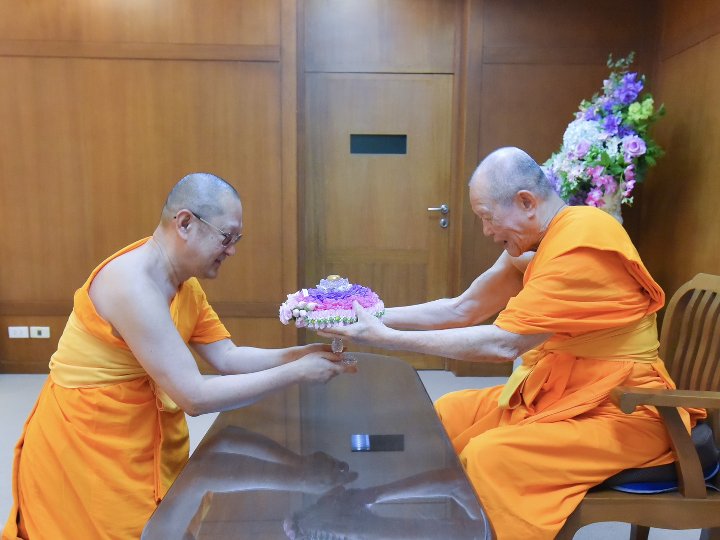 พิธีมอบพระบรมสารีริกธาตุบรรจุภายในพระเกตุสมโภชองค์พระประธาน 3 ประเทศ