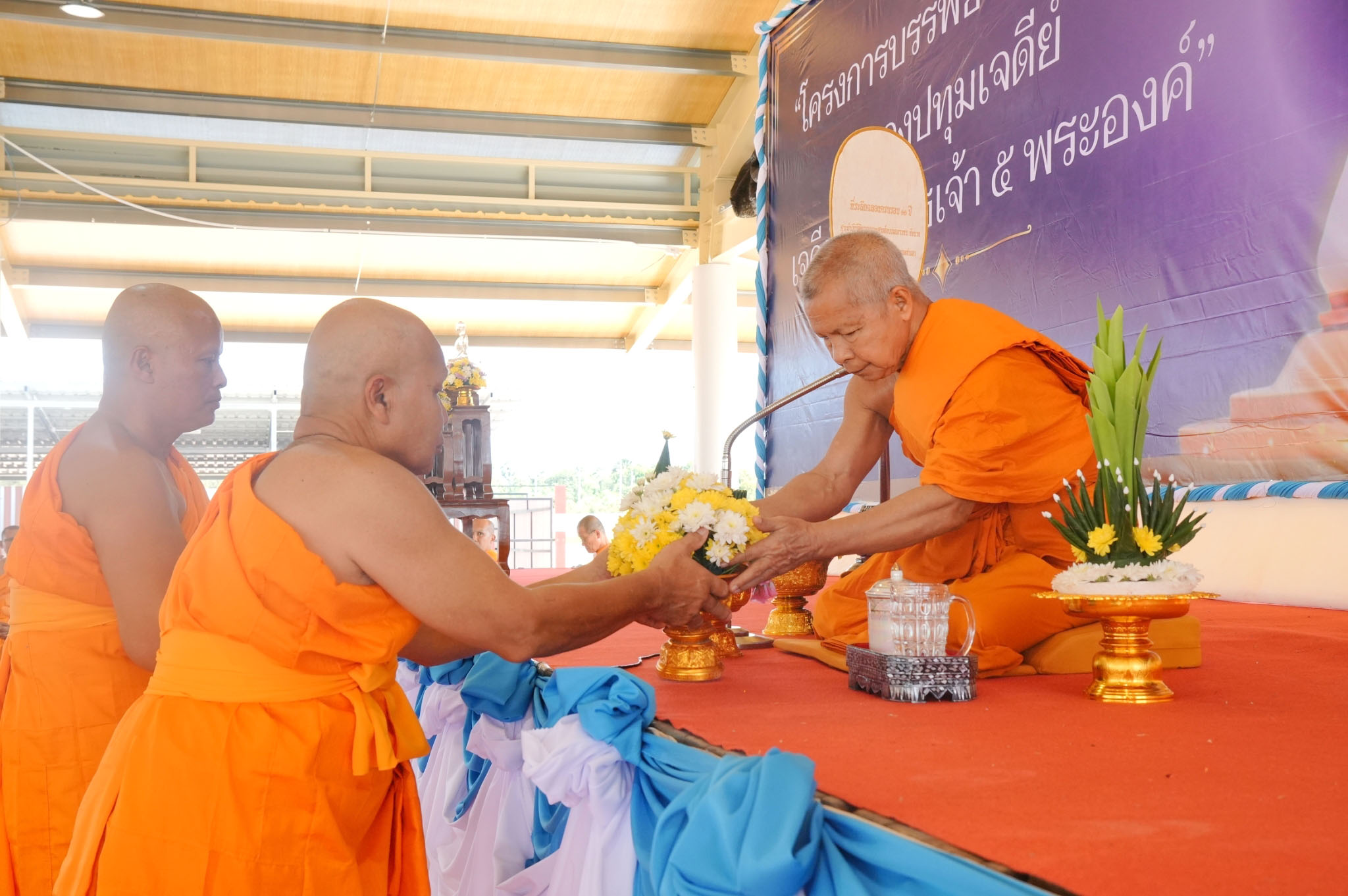 โครงการบรรพชาและอุปสมบทหมู่ ฉลองปทุมเจดีย์ เจดีย์พระพุทธเจ้า 5 พระองค์