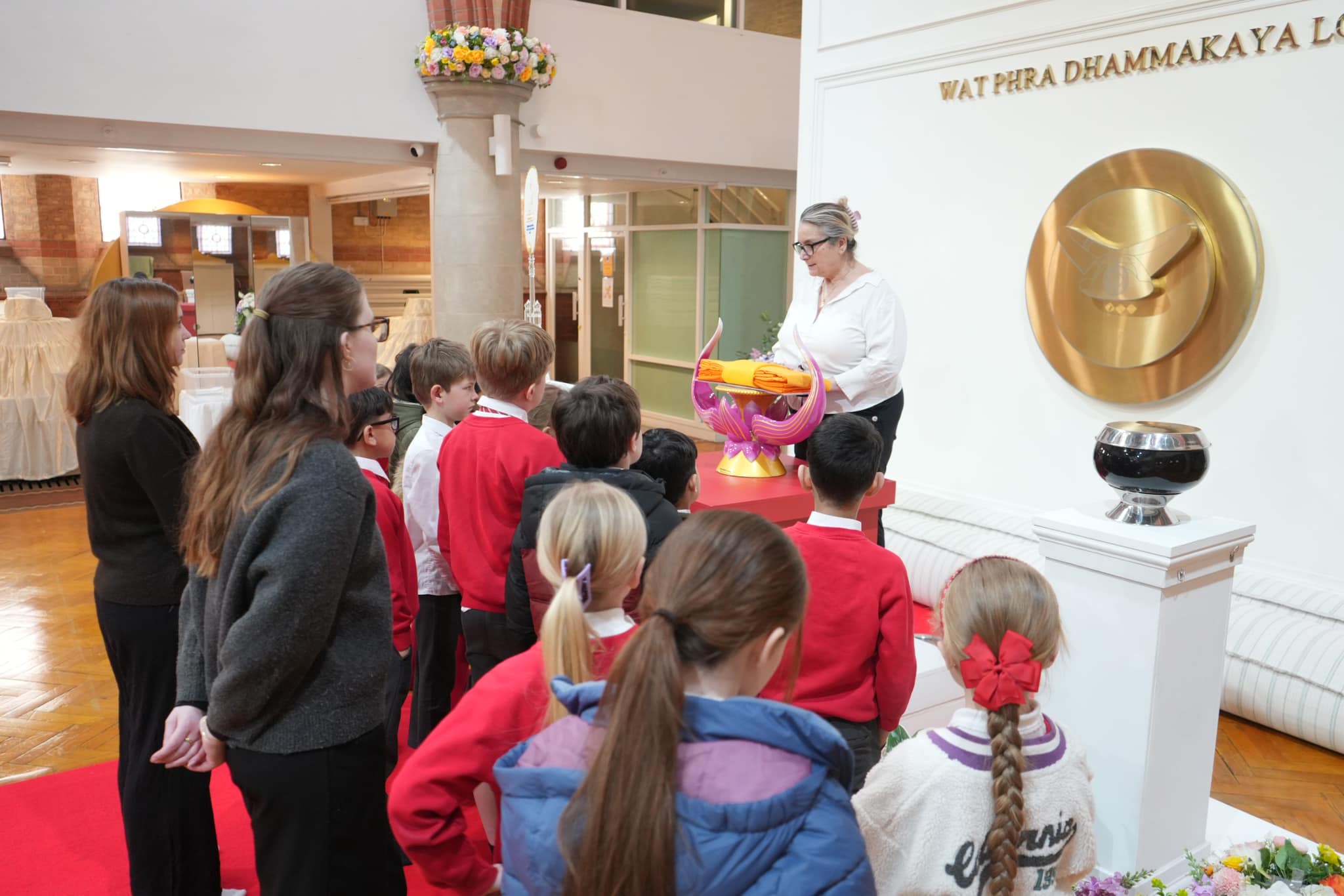 โรงเรียน New Haw School มาเยี่ยมชมวัดพระธรรมกายลอนดอน
