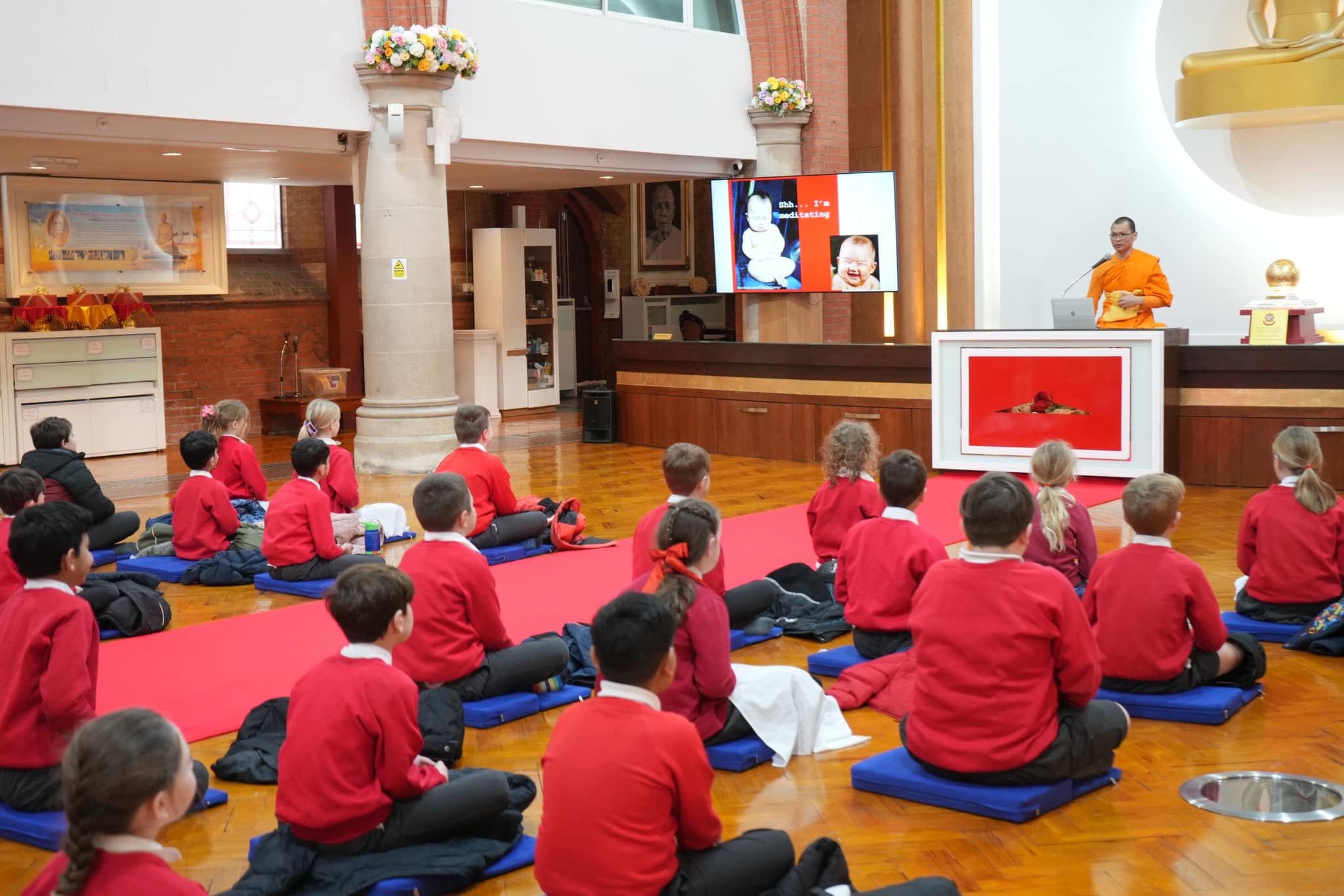 โรงเรียน New Haw School มาเยี่ยมชมวัดพระธรรมกายลอนดอน