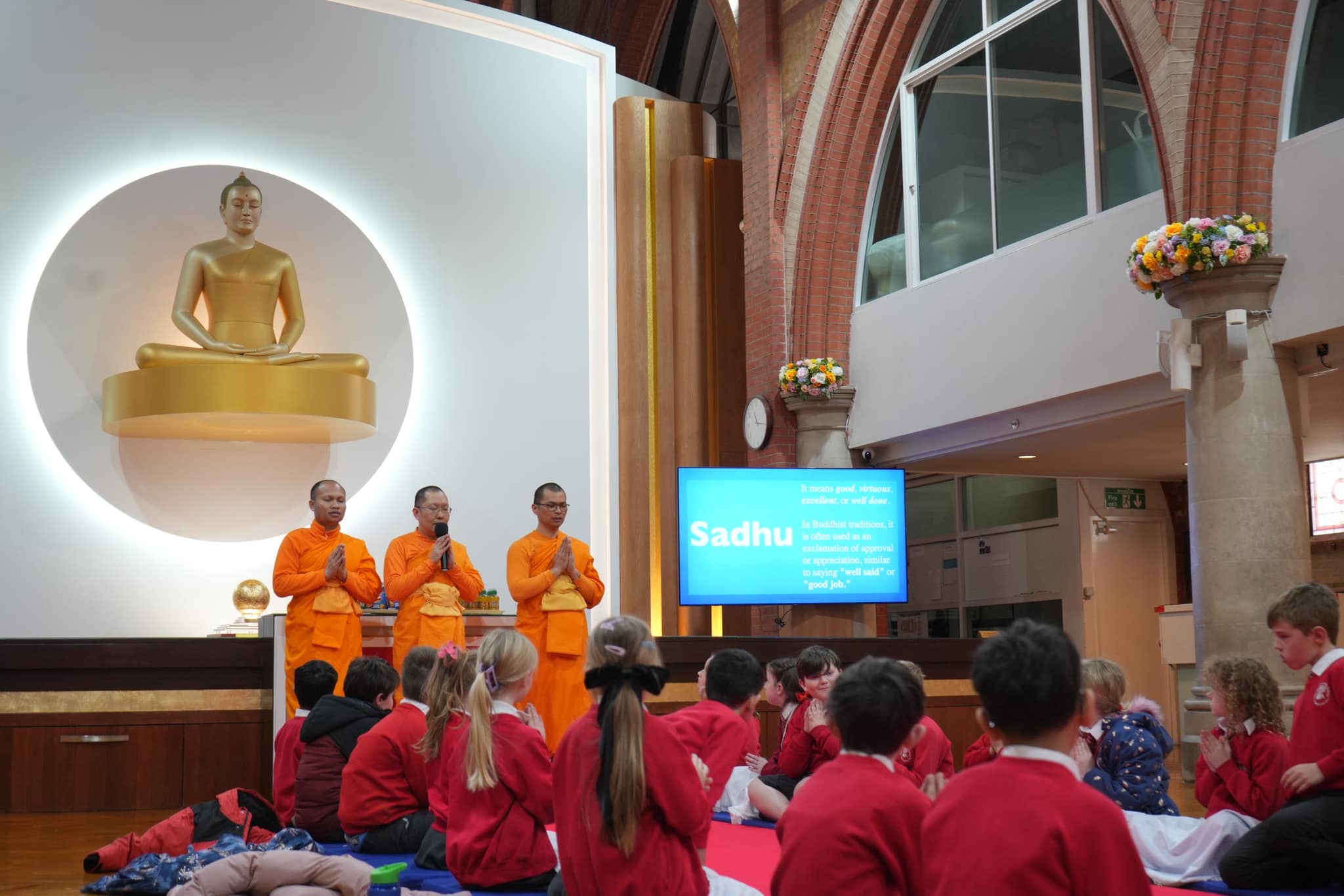 โรงเรียน New Haw School มาเยี่ยมชมวัดพระธรรมกายลอนดอน