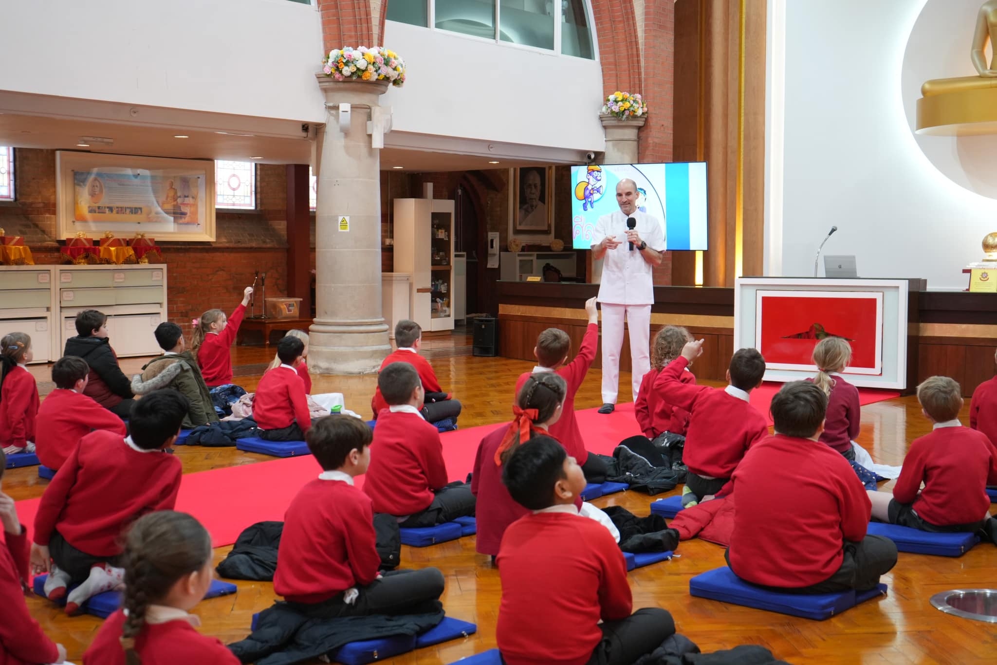 โรงเรียน New Haw School มาเยี่ยมชมวัดพระธรรมกายลอนดอน