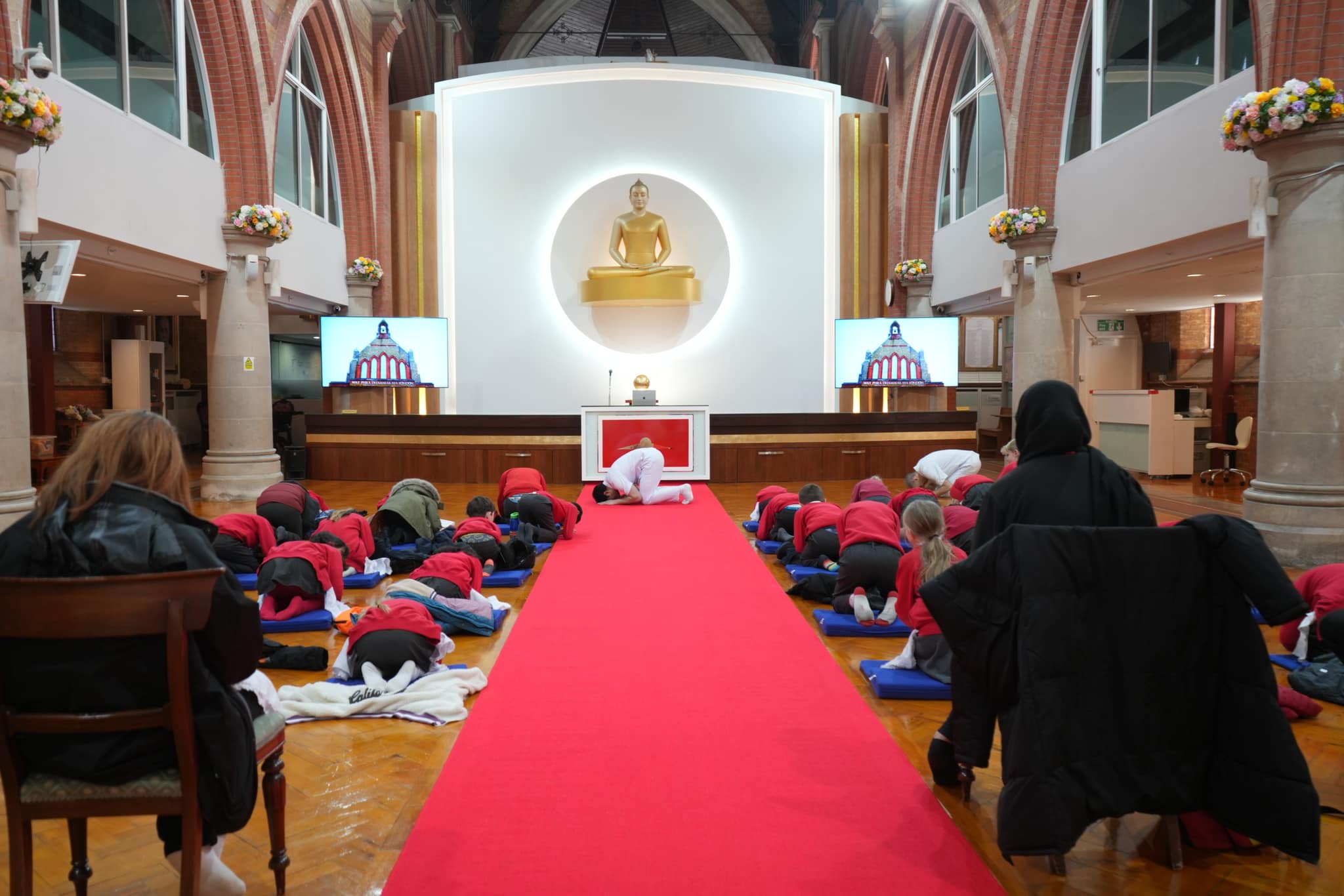 โรงเรียน New Haw School มาเยี่ยมชมวัดพระธรรมกายลอนดอน