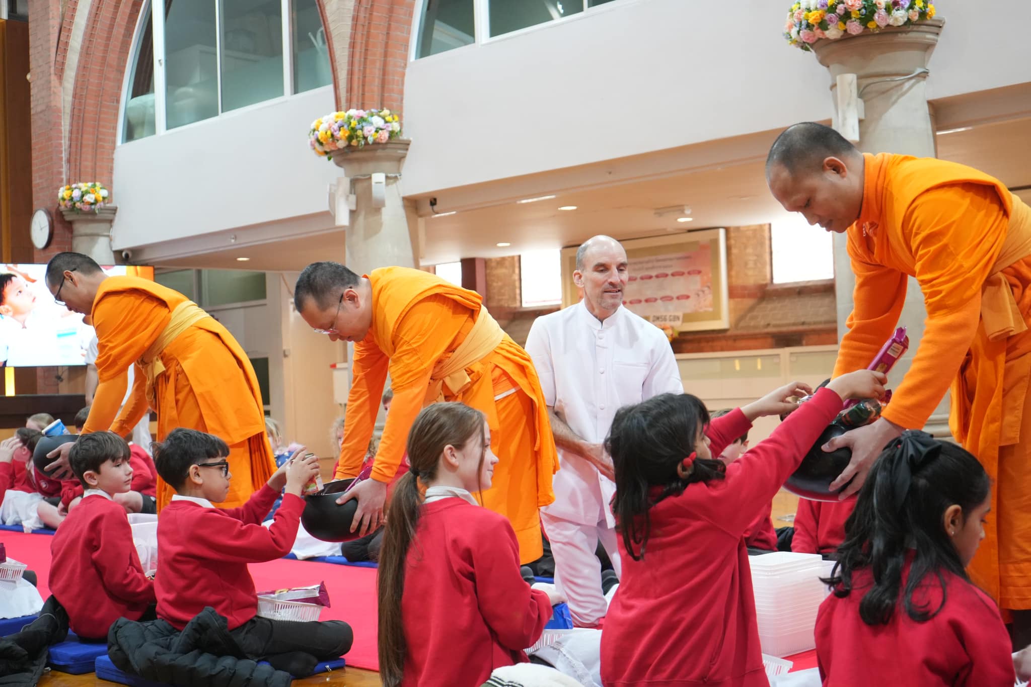 โรงเรียน New Haw School มาเยี่ยมชมวัดพระธรรมกายลอนดอน