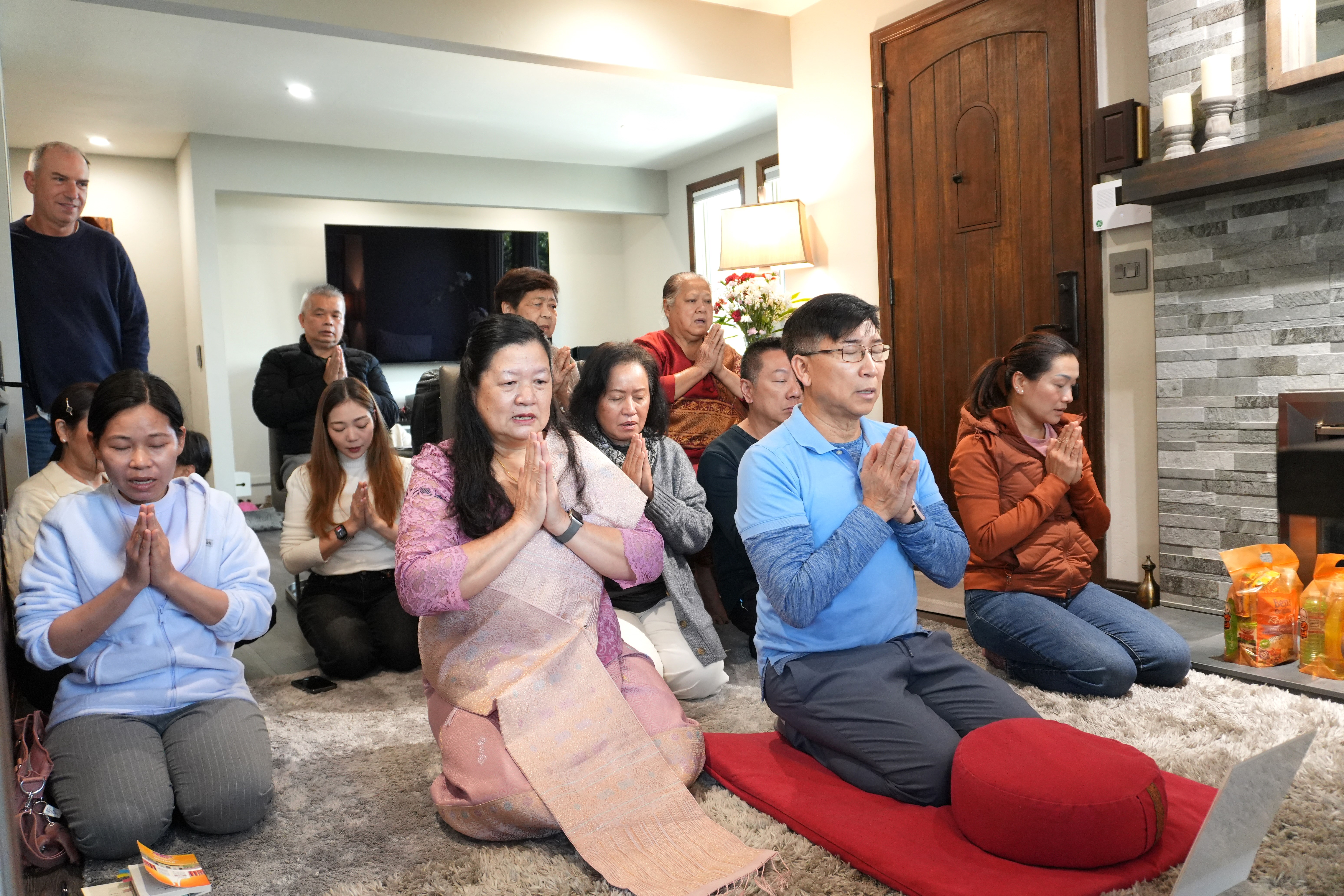 คณะสงฆ์วัดภาวนาซานดิเอโก จัดปฏิบัติธรรม ณ ร้านอาหารโลตัสไทยคูซีน