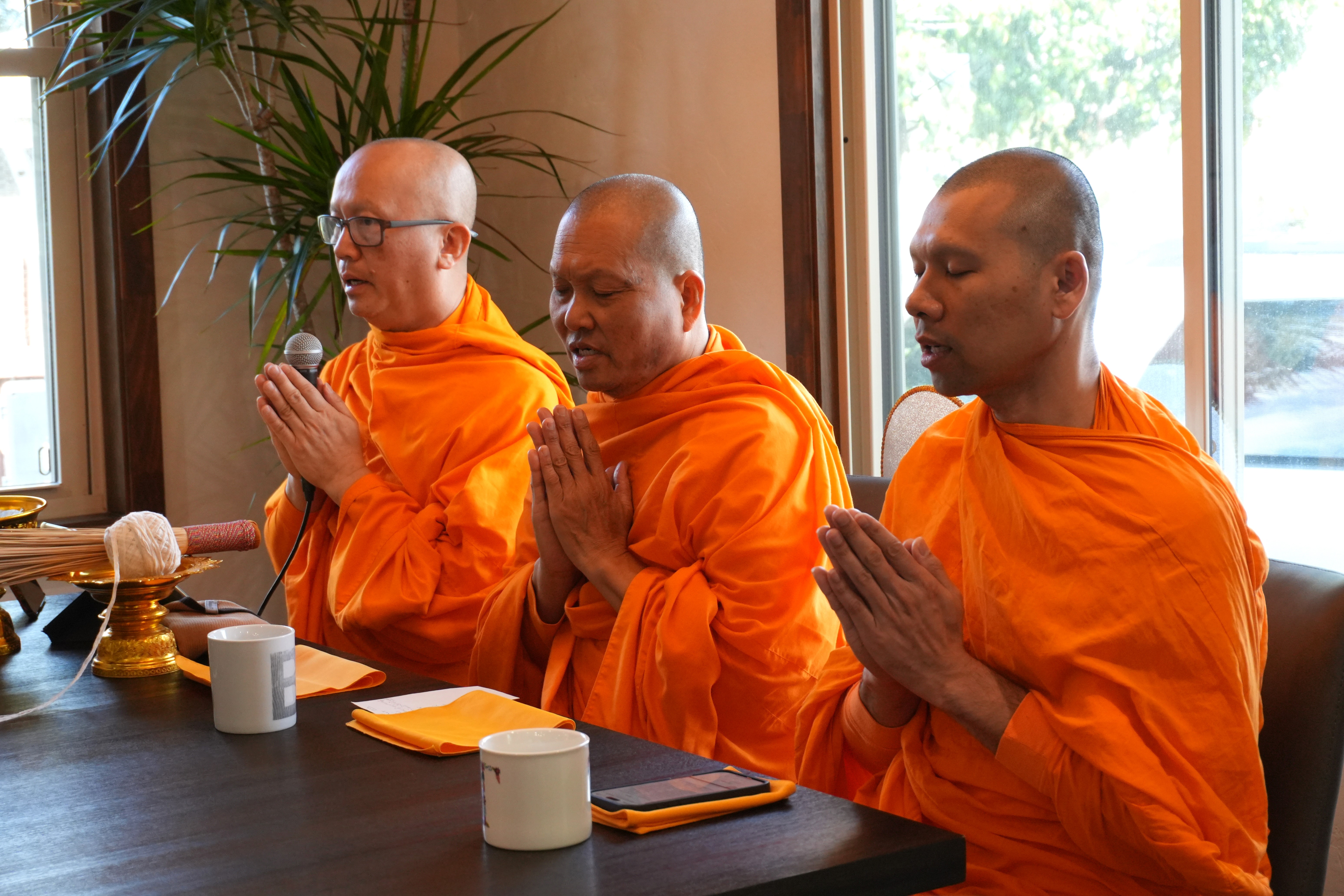 คณะสงฆ์วัดภาวนาซานดิเอโก จัดปฏิบัติธรรม ณ ร้านอาหารโลตัสไทยคูซีน