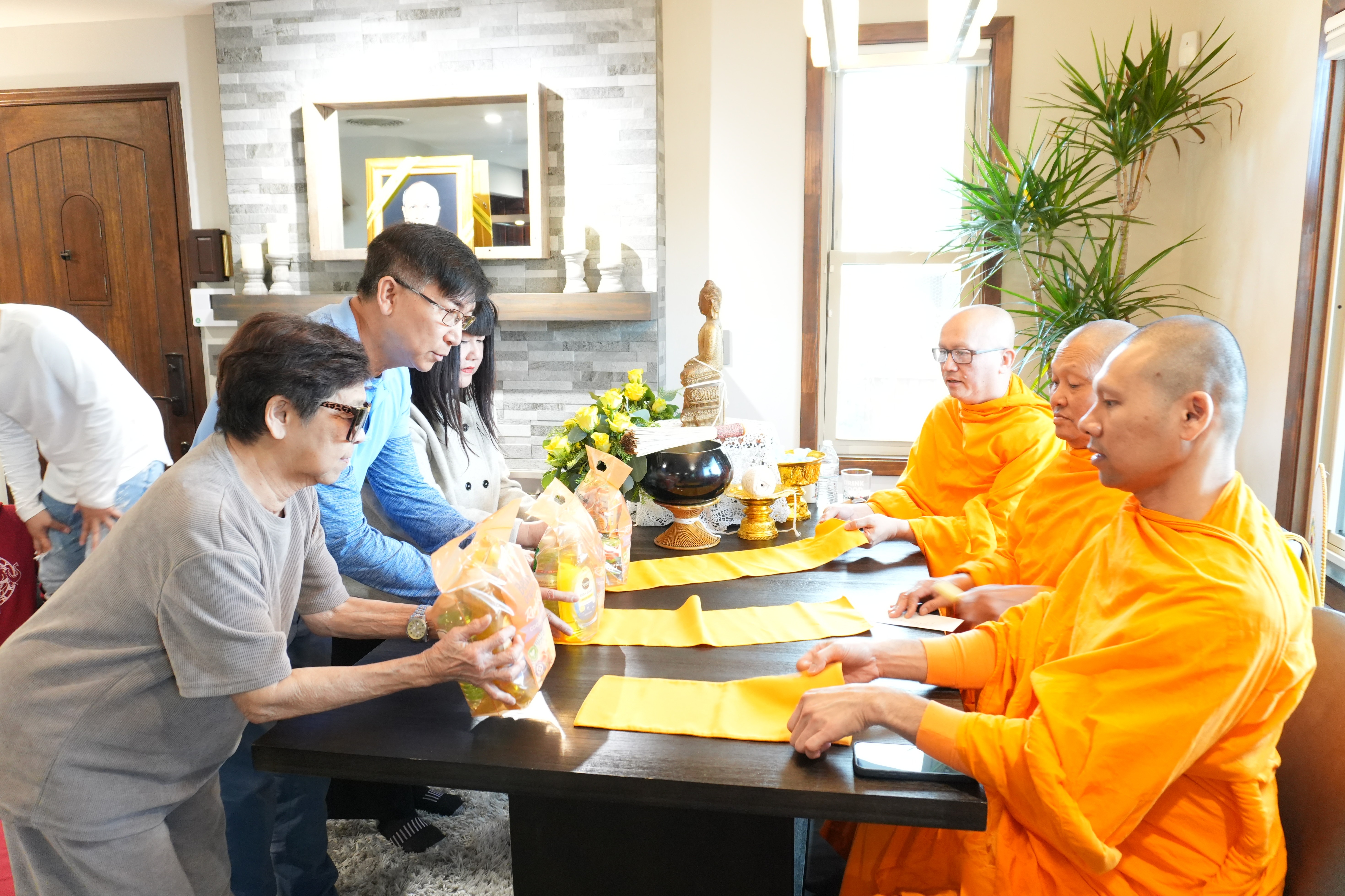 คณะสงฆ์วัดภาวนาซานดิเอโก จัดปฏิบัติธรรม ณ ร้านอาหารโลตัสไทยคูซีน