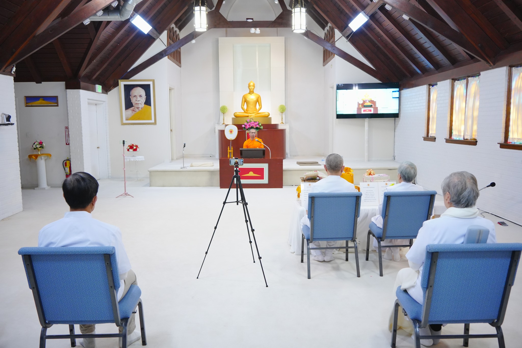 วัดพระธรรมกายชิคาโก จัดพิธีถวายกองบุญข้าวสาร