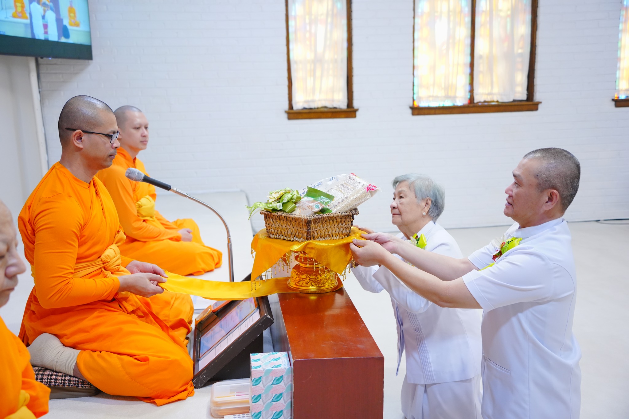 วัดพระธรรมกายชิคาโก จัดพิธีถวายกองบุญข้าวสาร