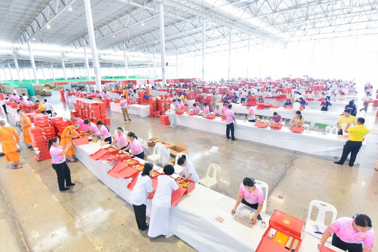 เครือข่ายบ้าน วัด โรงเรียน อ.คลองหลวง ร่วมจัดเตรียมไทยธรรมถวายมหาสังฆทาน 40,000 กว่าวัดทั่วประเทศ