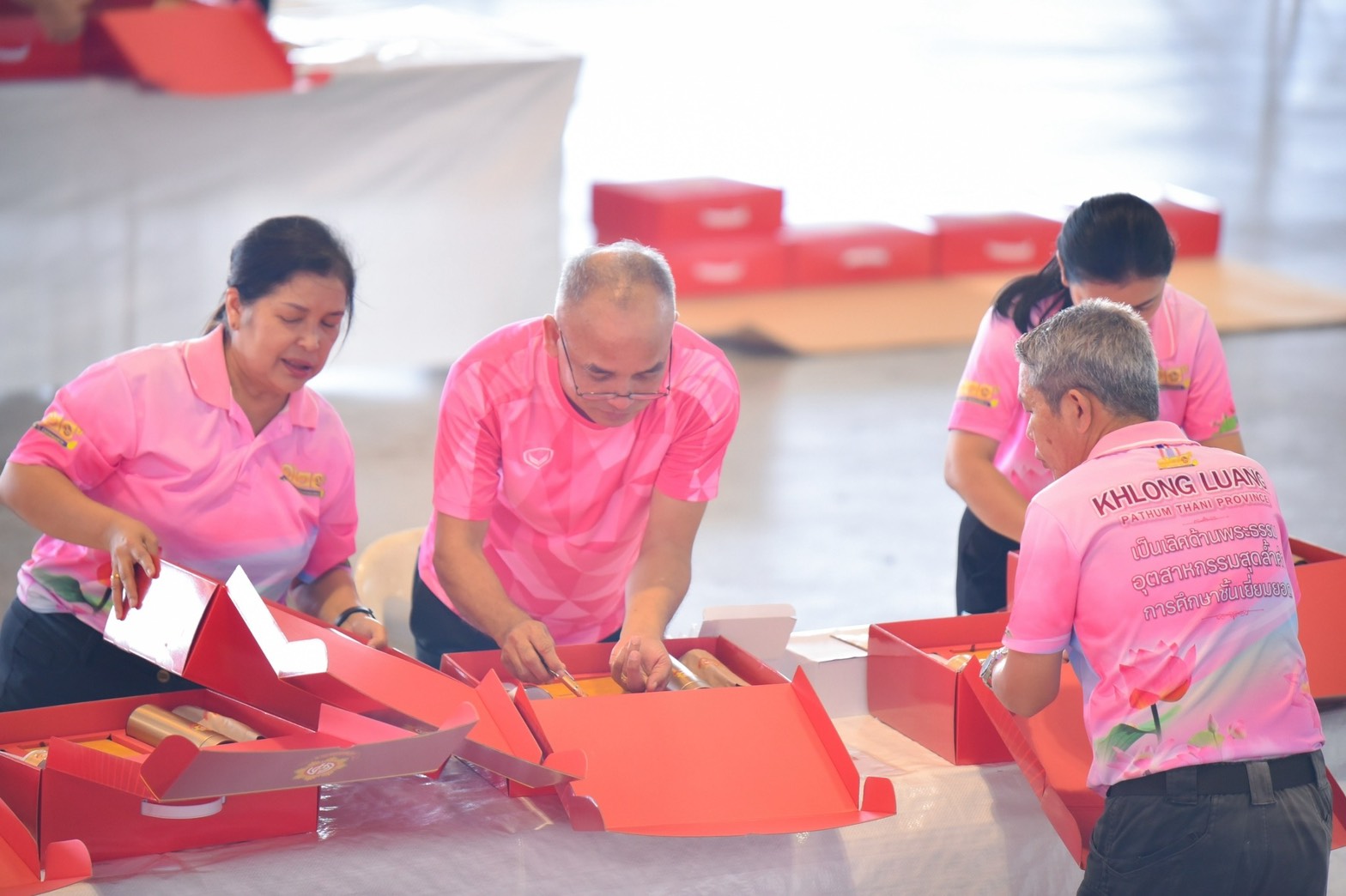 เครือข่ายบ้าน วัด โรงเรียน อ.คลองหลวง ร่วมจัดเตรียมไทยธรรมถวายมหาสังฆทาน 40,000 กว่าวัดทั่วประเทศ