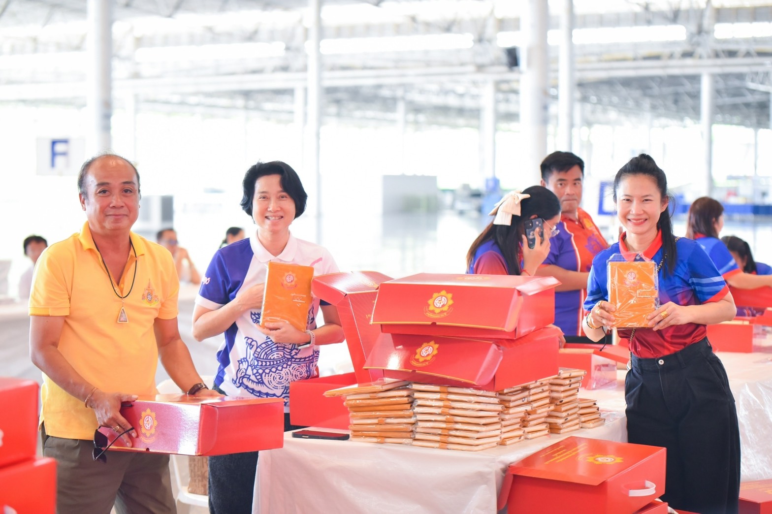 เครือข่ายบ้าน วัด โรงเรียน อ.คลองหลวง ร่วมจัดเตรียมไทยธรรมถวายมหาสังฆทาน 40,000 กว่าวัดทั่วประเทศ