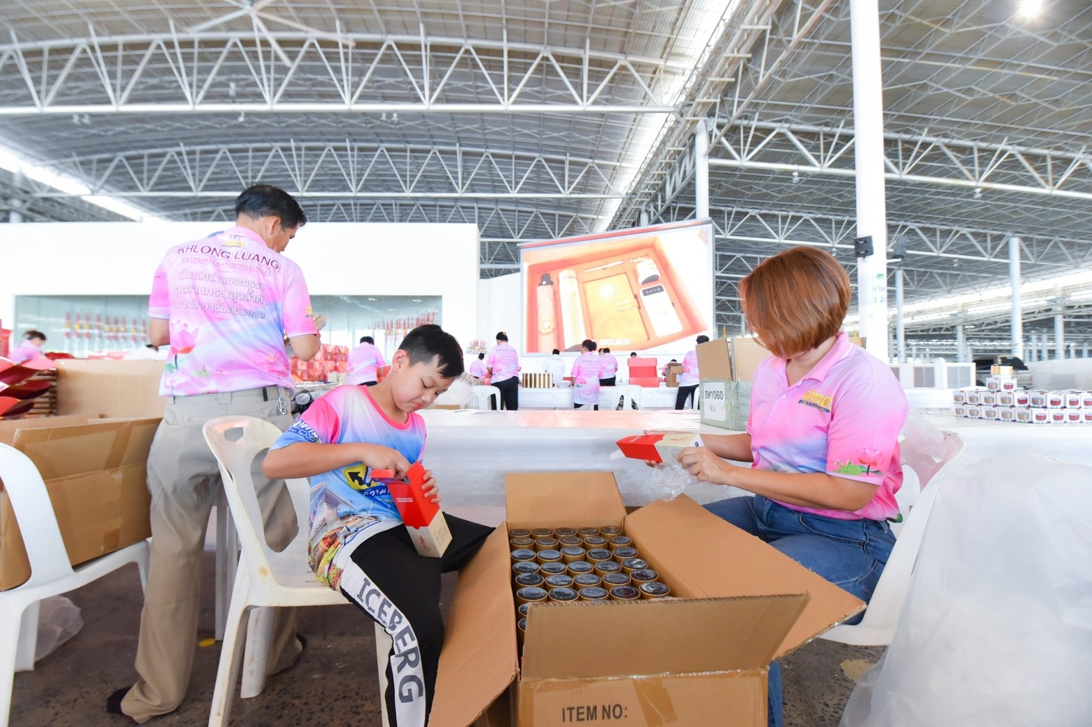 เครือข่ายบ้าน วัด โรงเรียน อ.คลองหลวง ร่วมจัดเตรียมไทยธรรมถวายมหาสังฆทาน 40,000 กว่าวัดทั่วประเทศ