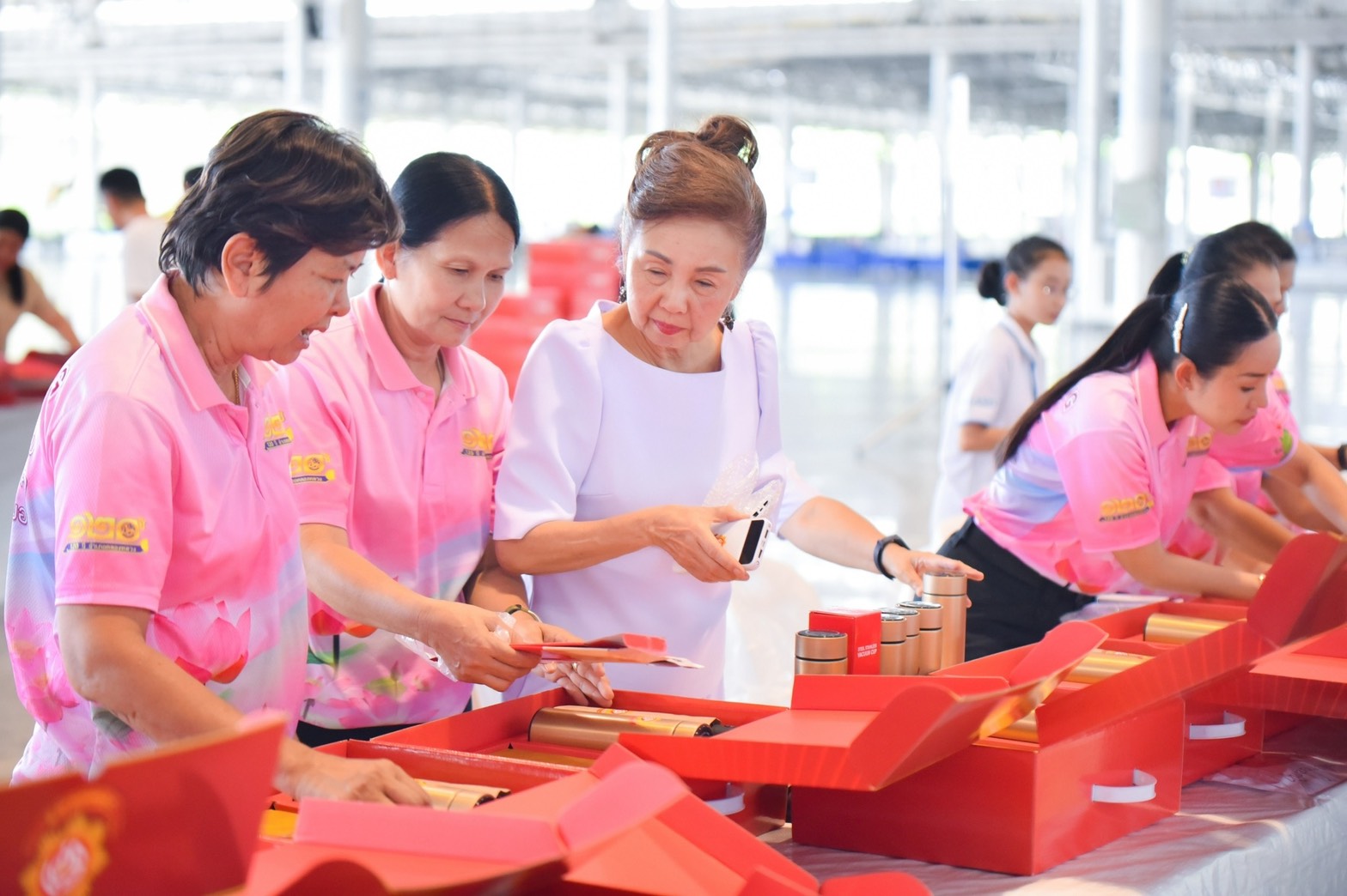 เครือข่ายบ้าน วัด โรงเรียน อ.คลองหลวง ร่วมจัดเตรียมไทยธรรมถวายมหาสังฆทาน 40,000 กว่าวัดทั่วประเทศ