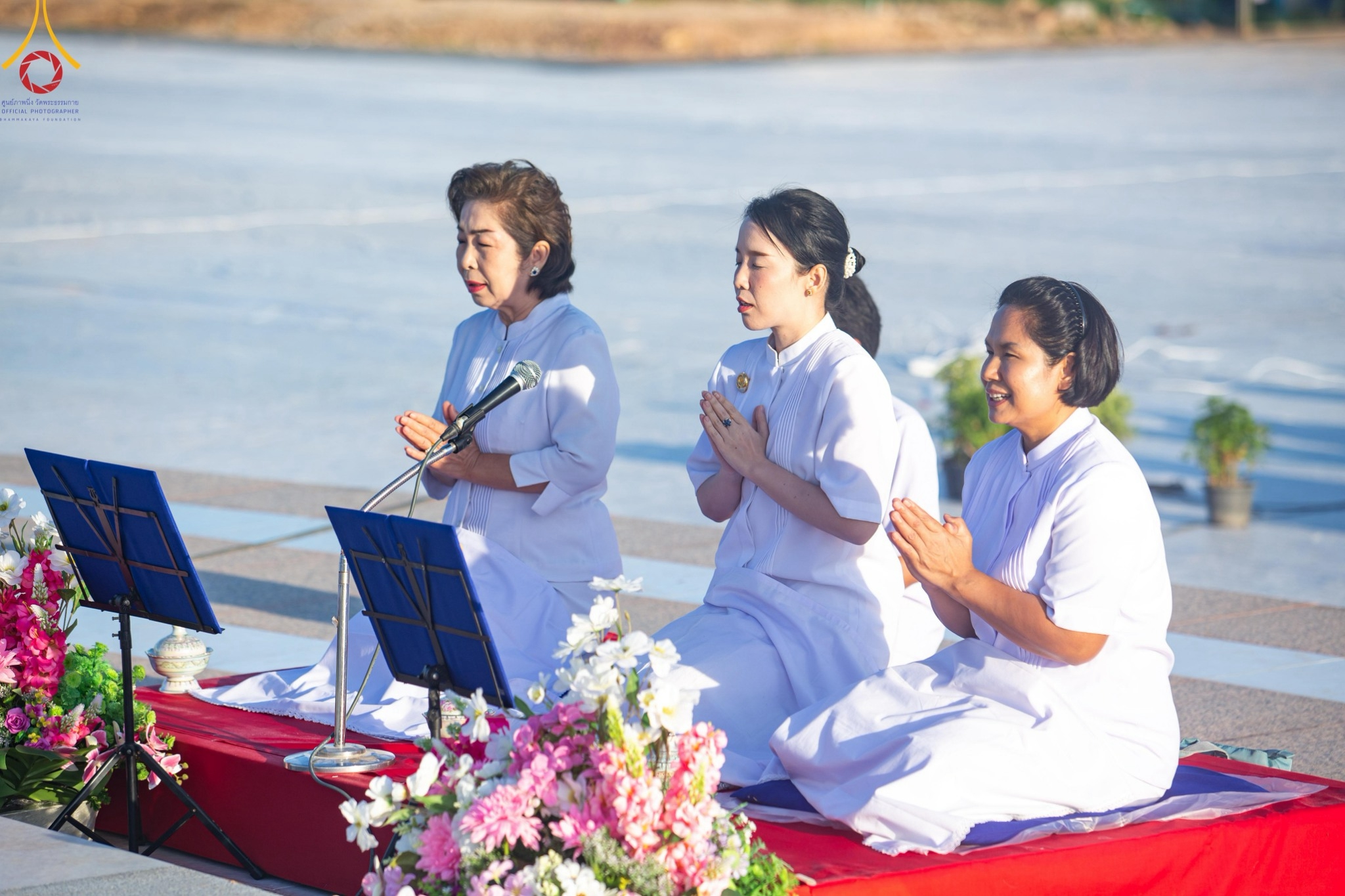 พิธีตักบาตรพระกว่า 300 รูป ฉลองพิธีประดิษฐานพระบรมสารีริกธาตุ ณ ปทุมเจดีย์ เจดีย์พระพุทธเจ้า 5 พระองค์