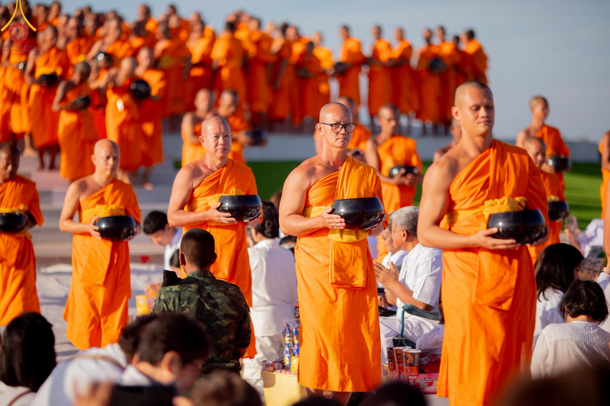 พิธีตักบาตรพระกว่า 300 รูป ฉลองพิธีประดิษฐานพระบรมสารีริกธาตุ ณ ปทุมเจดีย์ เจดีย์พระพุทธเจ้า 5 พระองค์