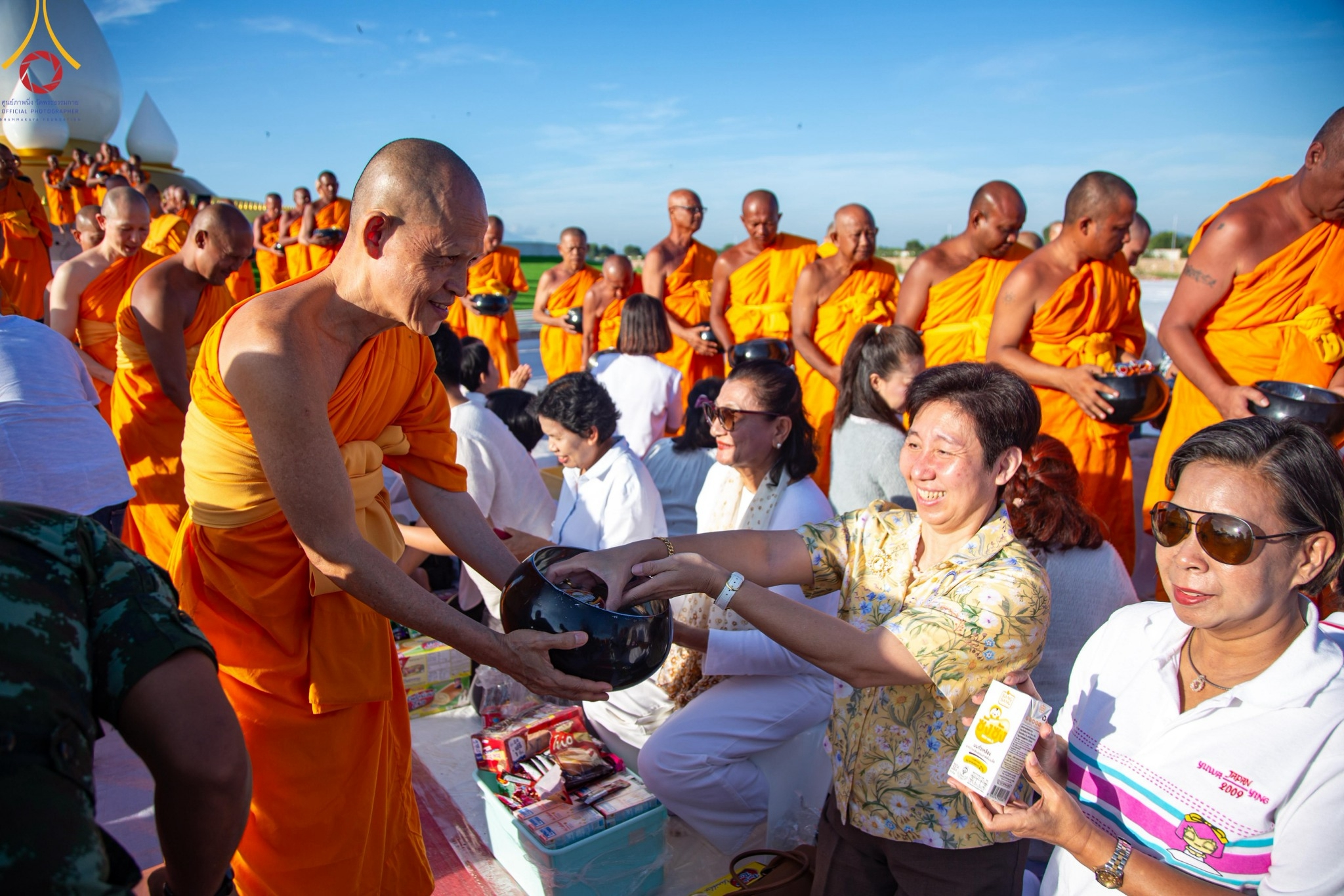 พิธีตักบาตรพระกว่า 300 รูป ฉลองพิธีประดิษฐานพระบรมสารีริกธาตุ ณ ปทุมเจดีย์ เจดีย์พระพุทธเจ้า 5 พระองค์