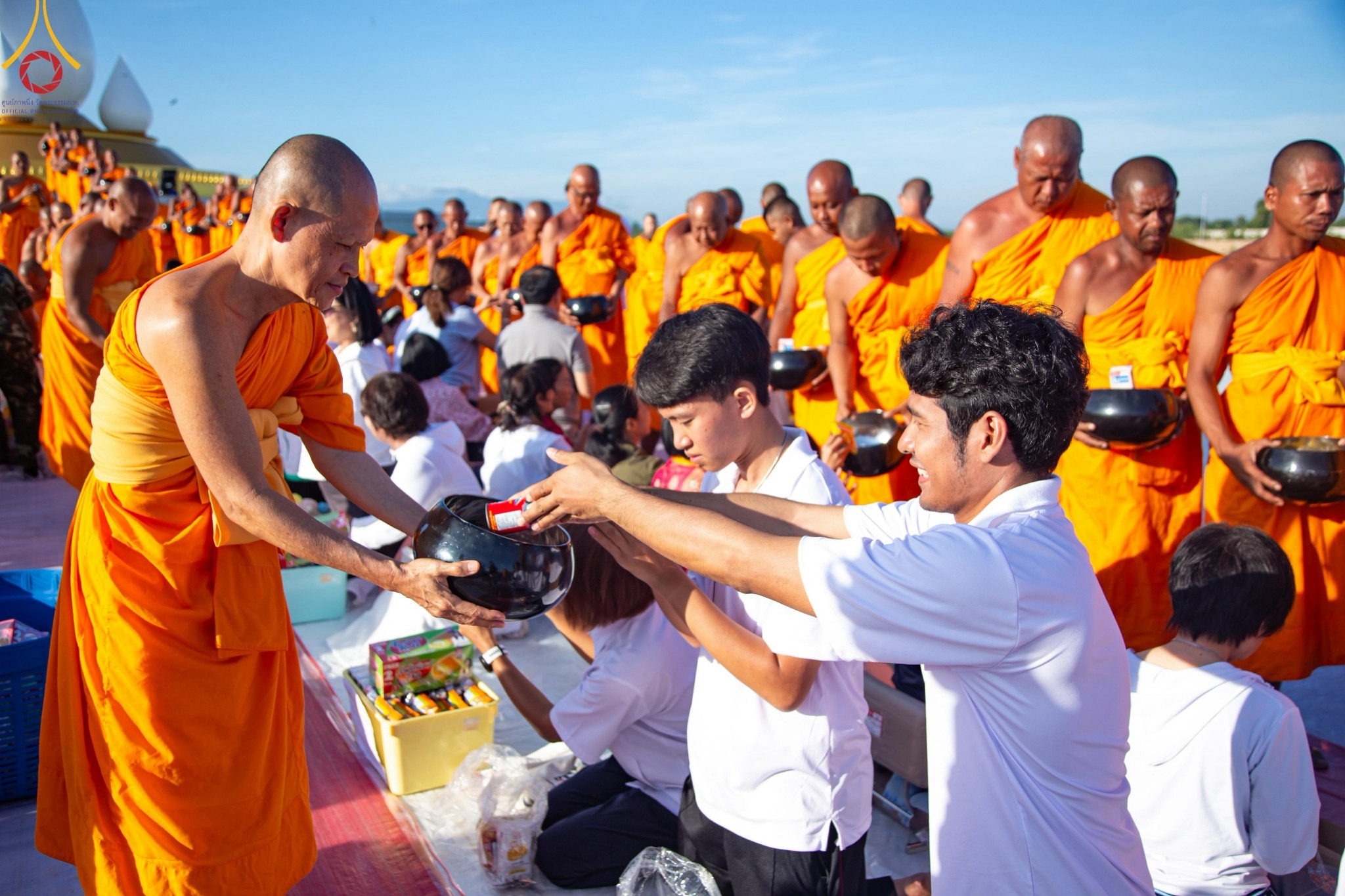 พิธีตักบาตรพระกว่า 300 รูป ฉลองพิธีประดิษฐานพระบรมสารีริกธาตุ ณ ปทุมเจดีย์ เจดีย์พระพุทธเจ้า 5 พระองค์
