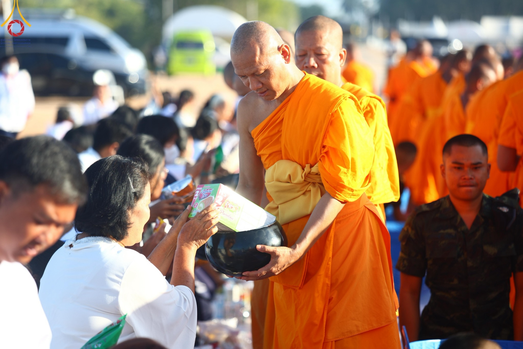 พิธีตักบาตรพระกว่า 300 รูป ฉลองพิธีประดิษฐานพระบรมสารีริกธาตุ ณ ปทุมเจดีย์ เจดีย์พระพุทธเจ้า 5 พระองค์