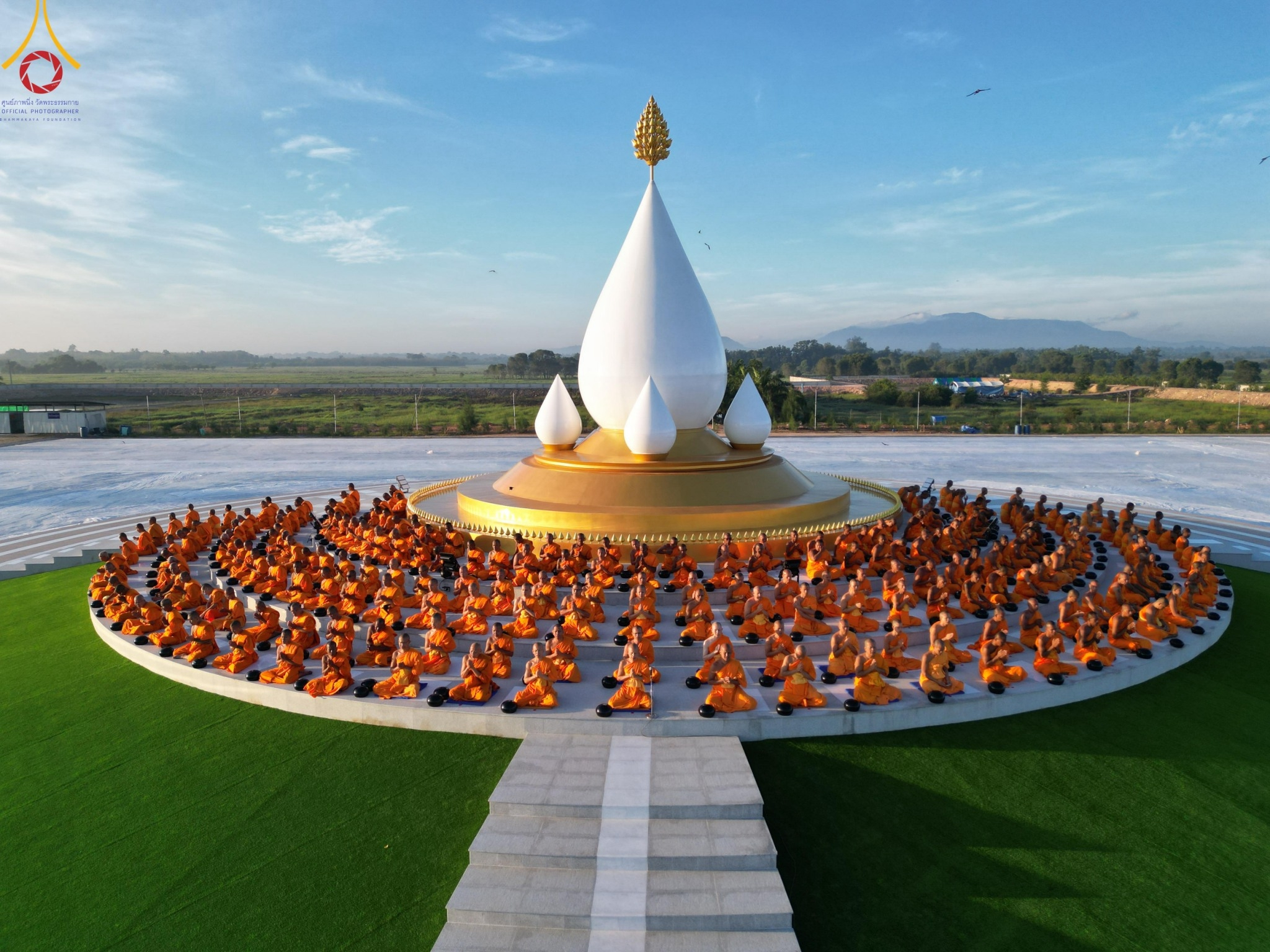 พิธีตักบาตรพระกว่า 300 รูป ฉลองพิธีประดิษฐานพระบรมสารีริกธาตุ ณ ปทุมเจดีย์ เจดีย์พระพุทธเจ้า 5 พระองค์