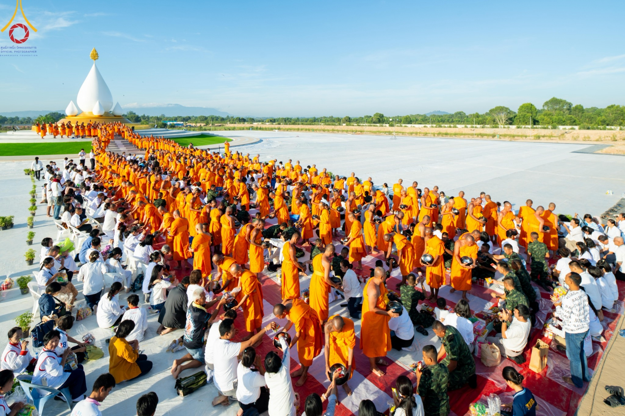 พิธีตักบาตรพระกว่า 300 รูป ฉลองพิธีประดิษฐานพระบรมสารีริกธาตุ ณ ปทุมเจดีย์ เจดีย์พระพุทธเจ้า 5 พระองค์