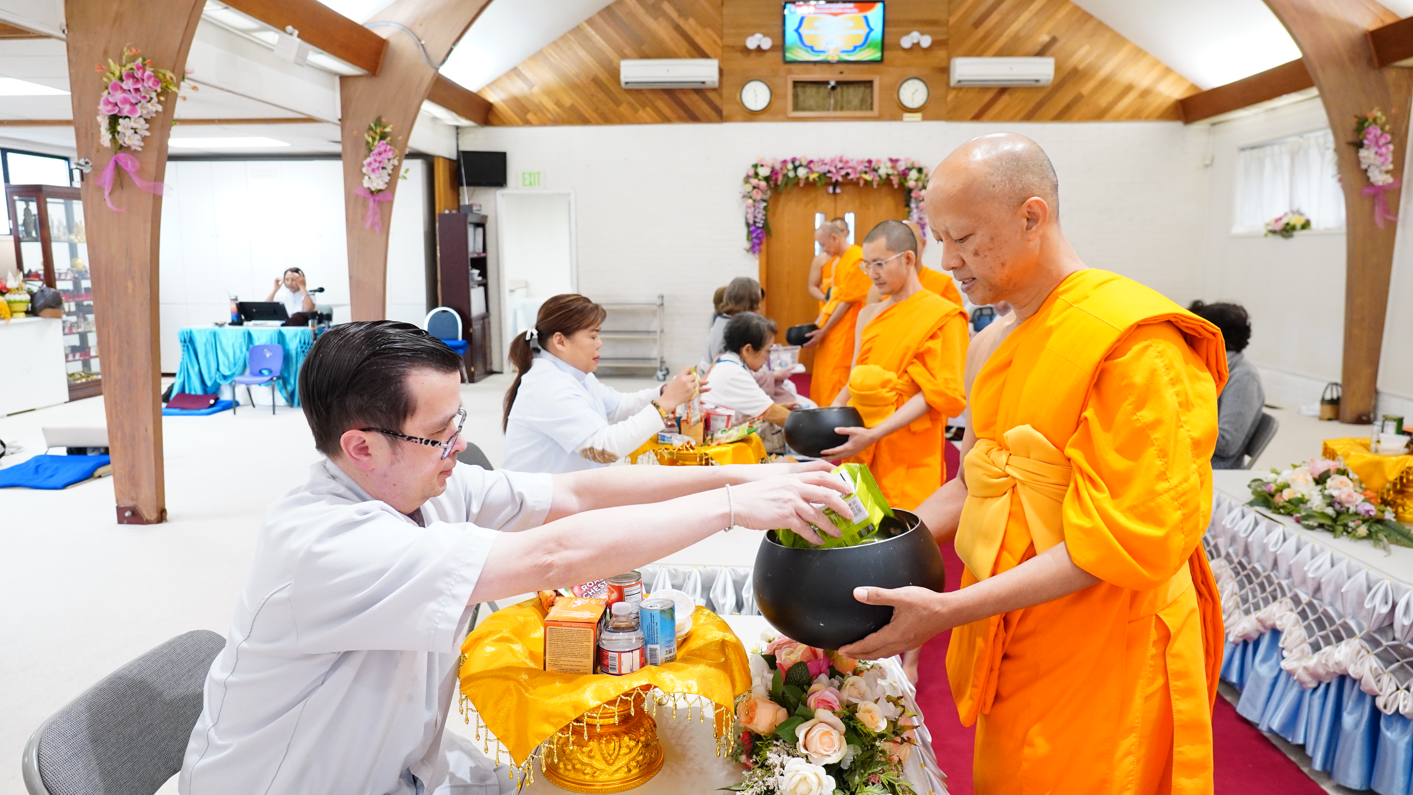 วัดพระธรรมกายซีแอตเติล จัดพิธีถวายคิลานเภสัช