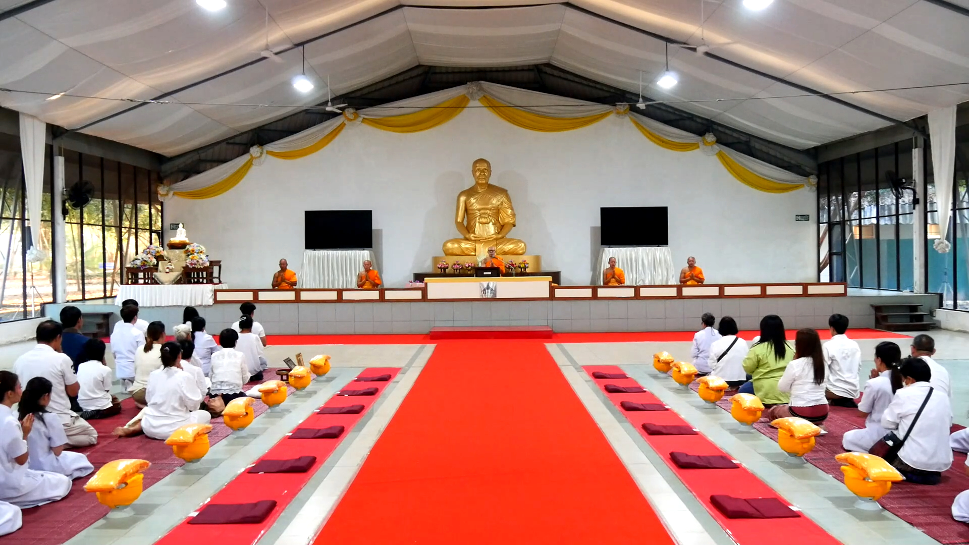 ธุดงคสถานล้านนา จัดโครงการ อุปสมบทบูชาธรรมมหาปูชนียาจารย์ และพระภาวนาธรรมวิเทศ