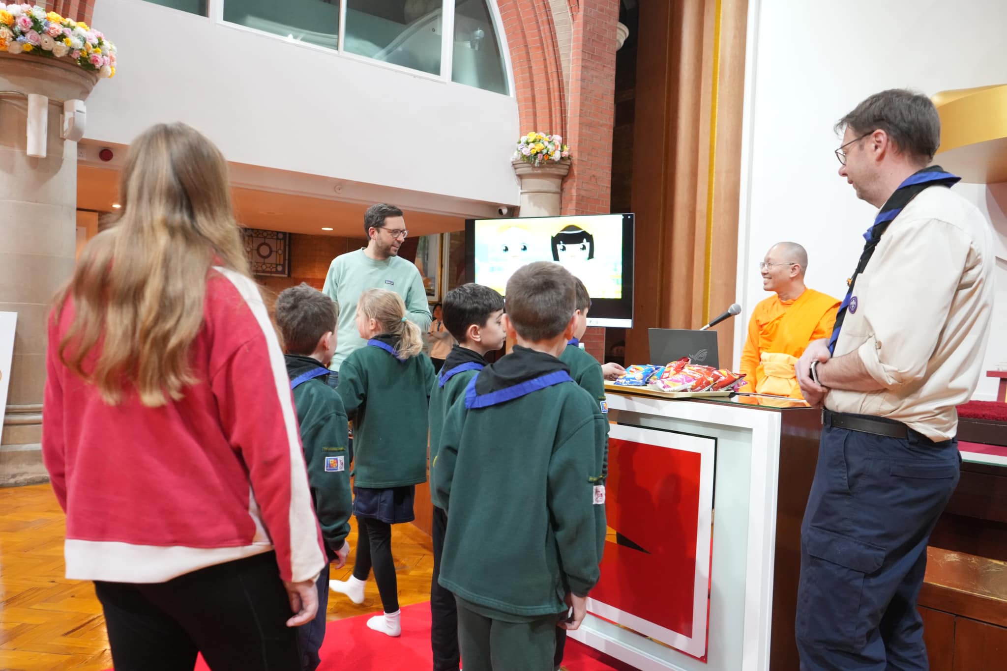 คณะลูกเสือจาก 1st Horsell Brownsea Cubs มาเยี่ยมชมวัดพระธรรมกายลอนดอน