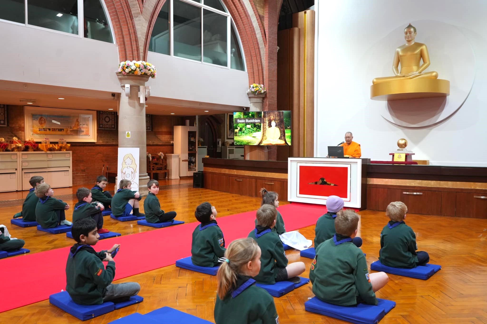 คณะลูกเสือจาก 1st Horsell Brownsea Cubs มาเยี่ยมชมวัดพระธรรมกายลอนดอน