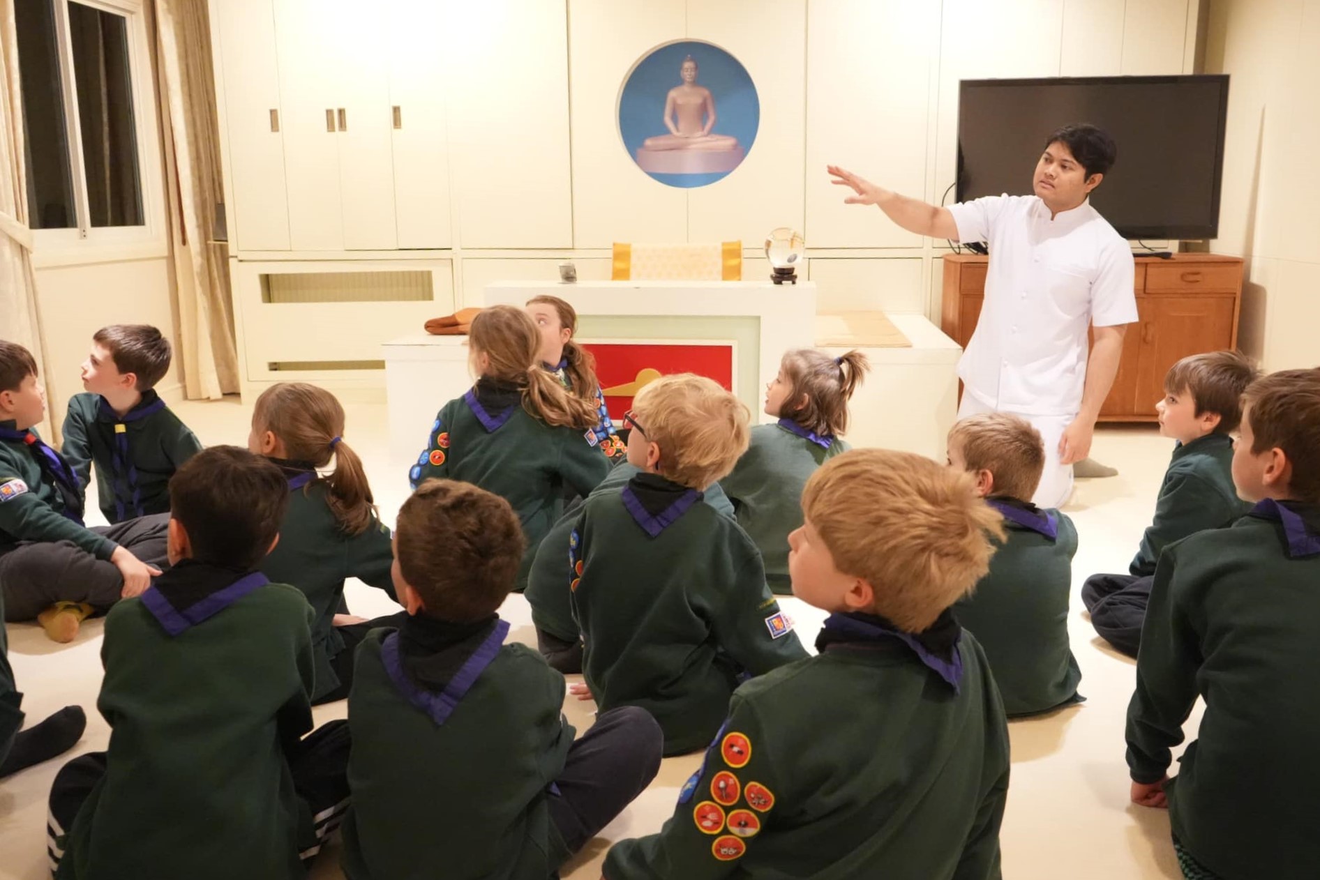 คณะลูกเสือจาก 1st Horsell Brownsea Cubs มาเยี่ยมชมวัดพระธรรมกายลอนดอน