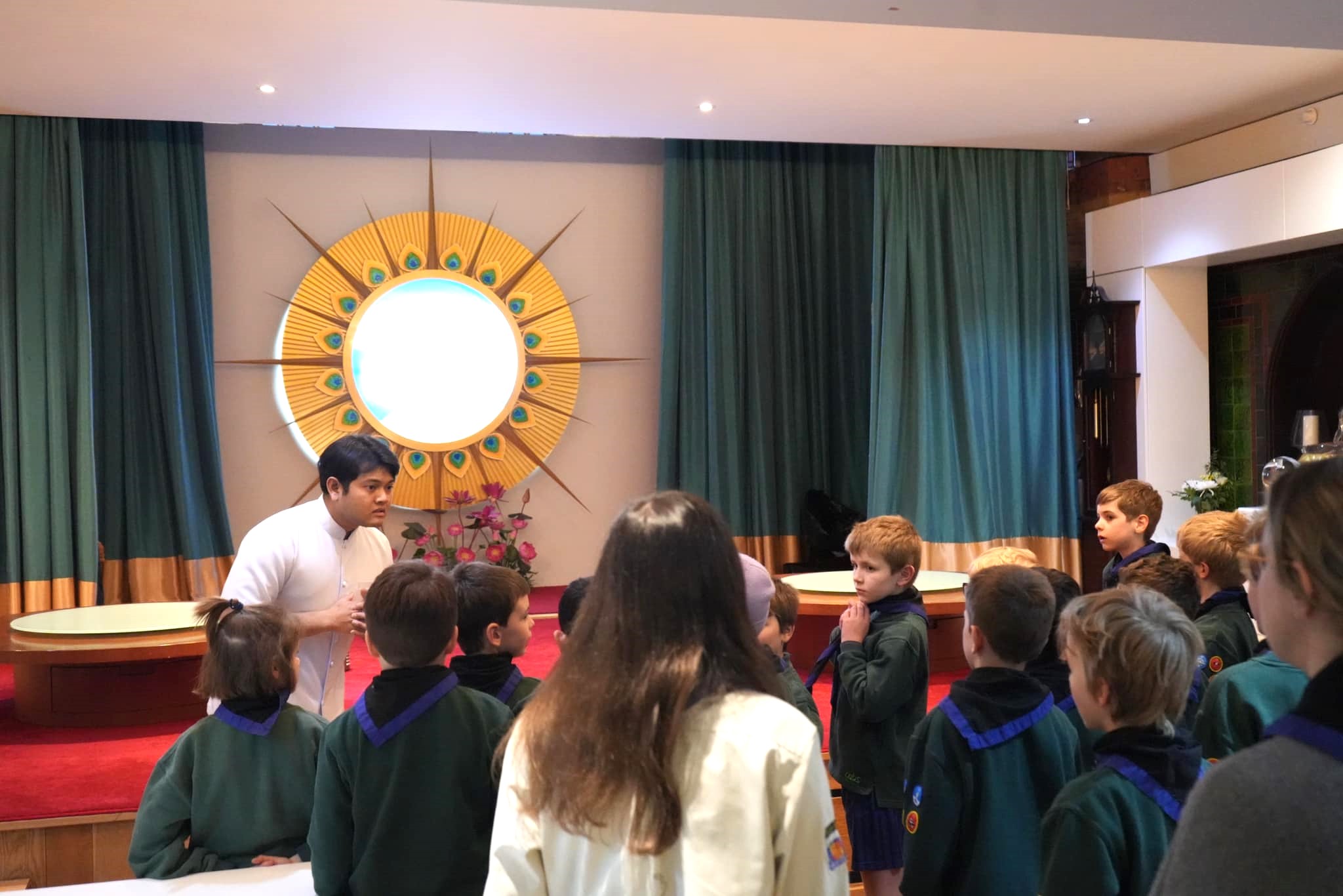 คณะลูกเสือจาก 1st Horsell Brownsea Cubs มาเยี่ยมชมวัดพระธรรมกายลอนดอน