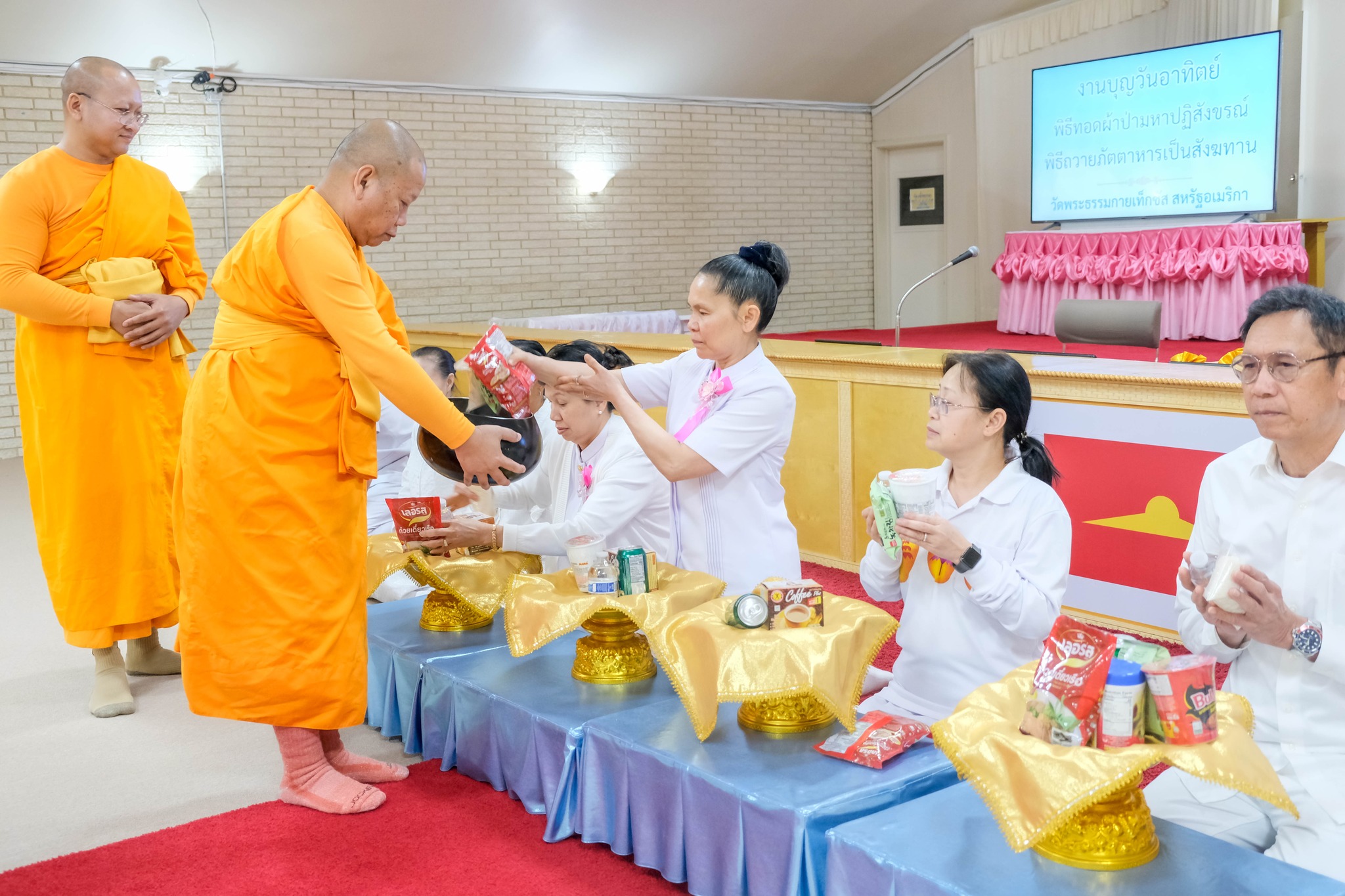วัดพระธรรมกายเท็กซัส จัดพิธีทอดผ้าป่ามหาปฏิสังขรณ์