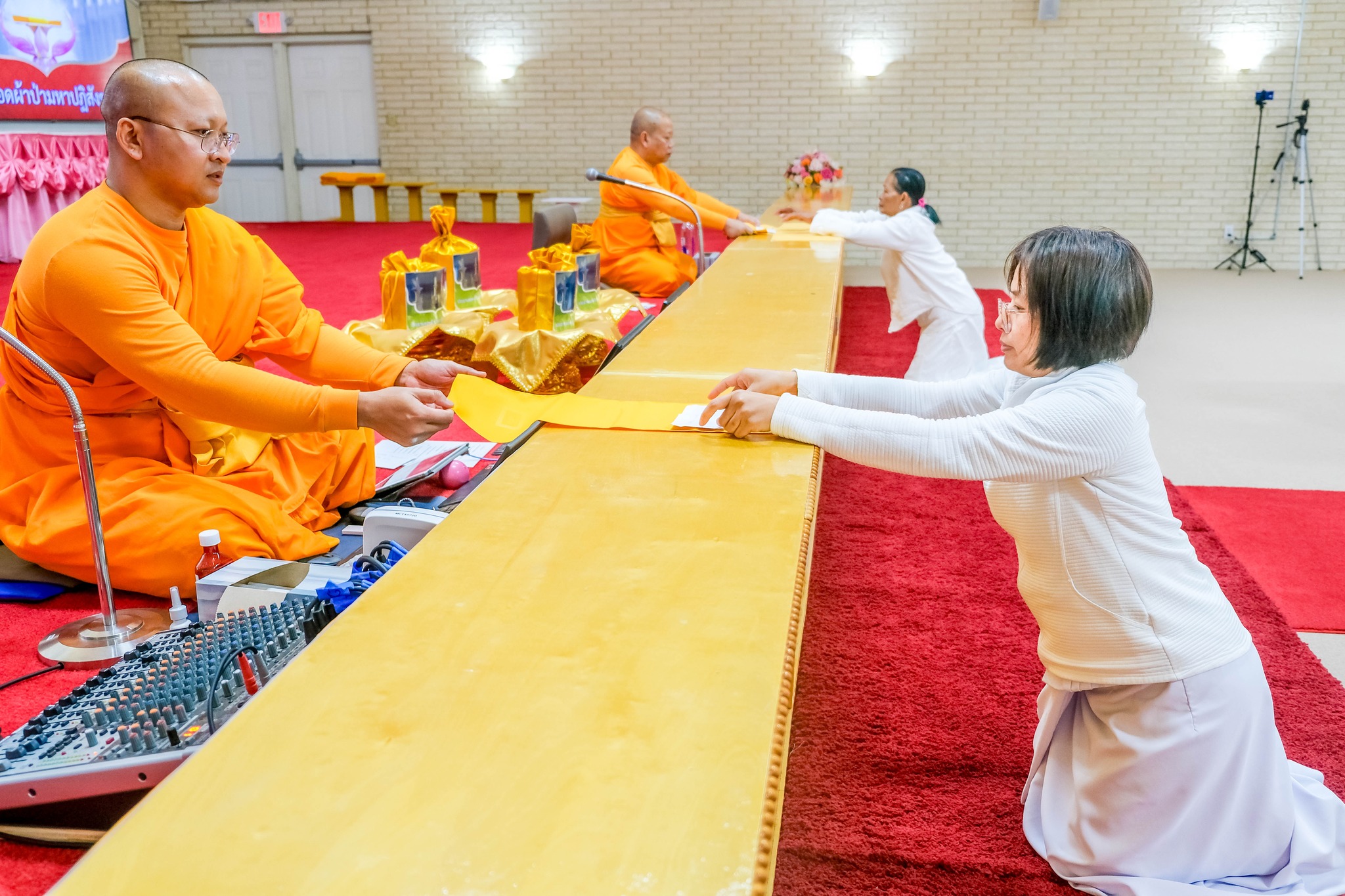 วัดพระธรรมกายเท็กซัส จัดพิธีทอดผ้าป่ามหาปฏิสังขรณ์