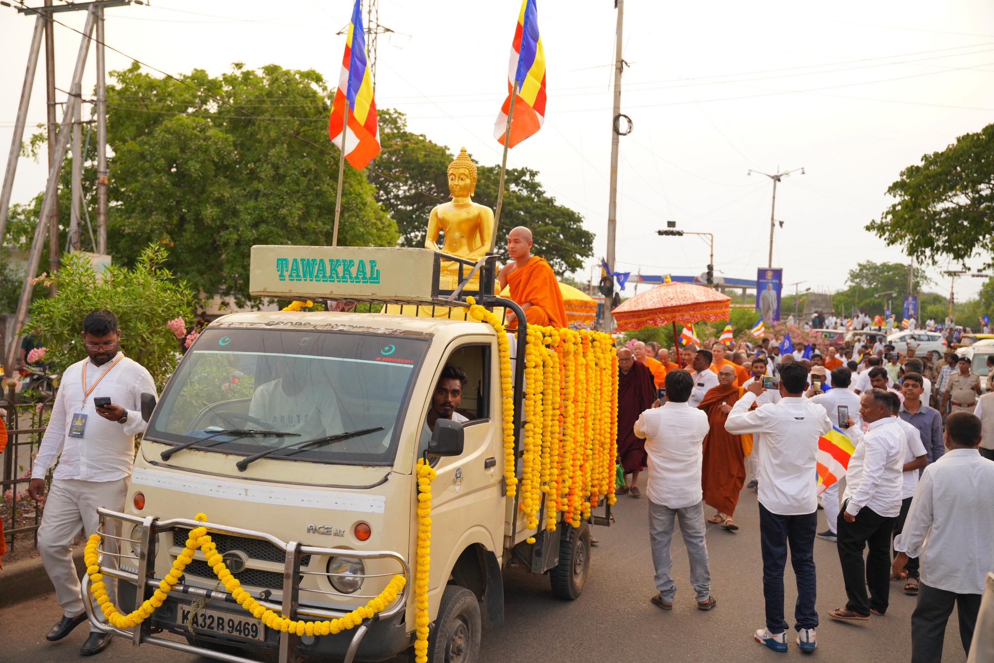 คณะสงฆ์นานาชาติส่งมอบพระประธาน 108 องค์ทั่วอินเดียรำลึกชาตกาล 134 ปี