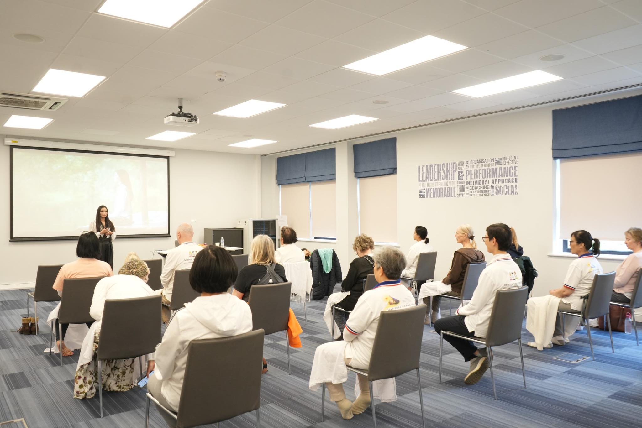 วัดพระธรรมกายลอนดอน จัดปฏิบัติธรรม 1 วัน ให้กับชาวท้องถิ่น